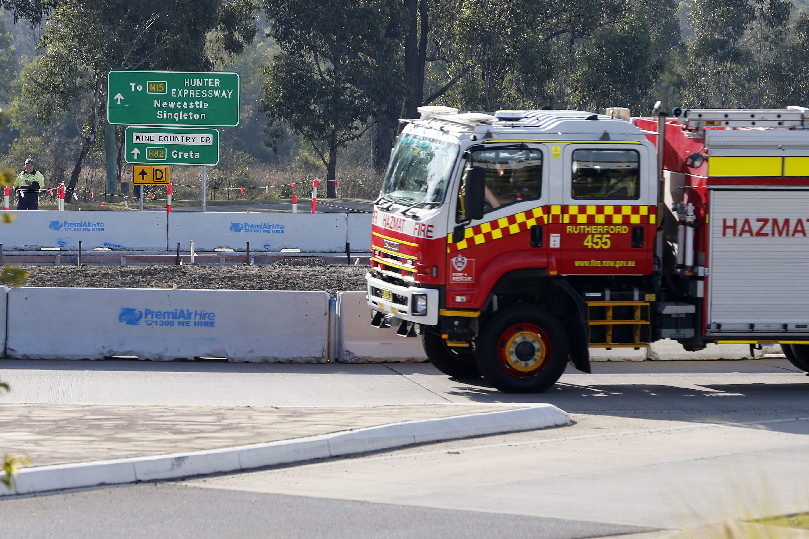 Hunter Valley (Australia), 11/06/2023.- A fire engine at the scene of a bus crash near Greta in Hunter Valley, New South Wales, Australia, 12 June 2023. At least 10 people have been killed and 10 others injured in a bus crash in Hunter Valley, police say. (Incendio) EFE/EPA/DARREN PATEMAN AUSTRALIA AND NEW ZEALAND OUT