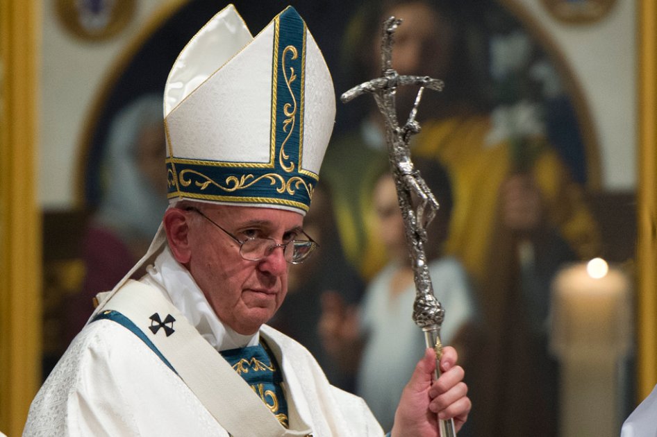 Papa pide papel más importante de laicos y mujeres en Iglesia católica
