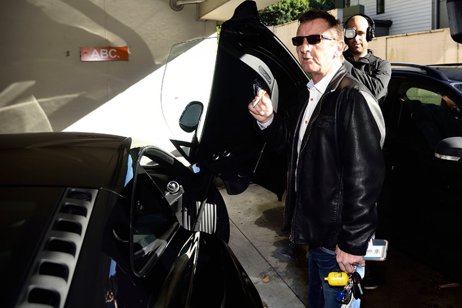 Baterista de AC/DC niega haber violado prohibición judicial de consumo de alcohol