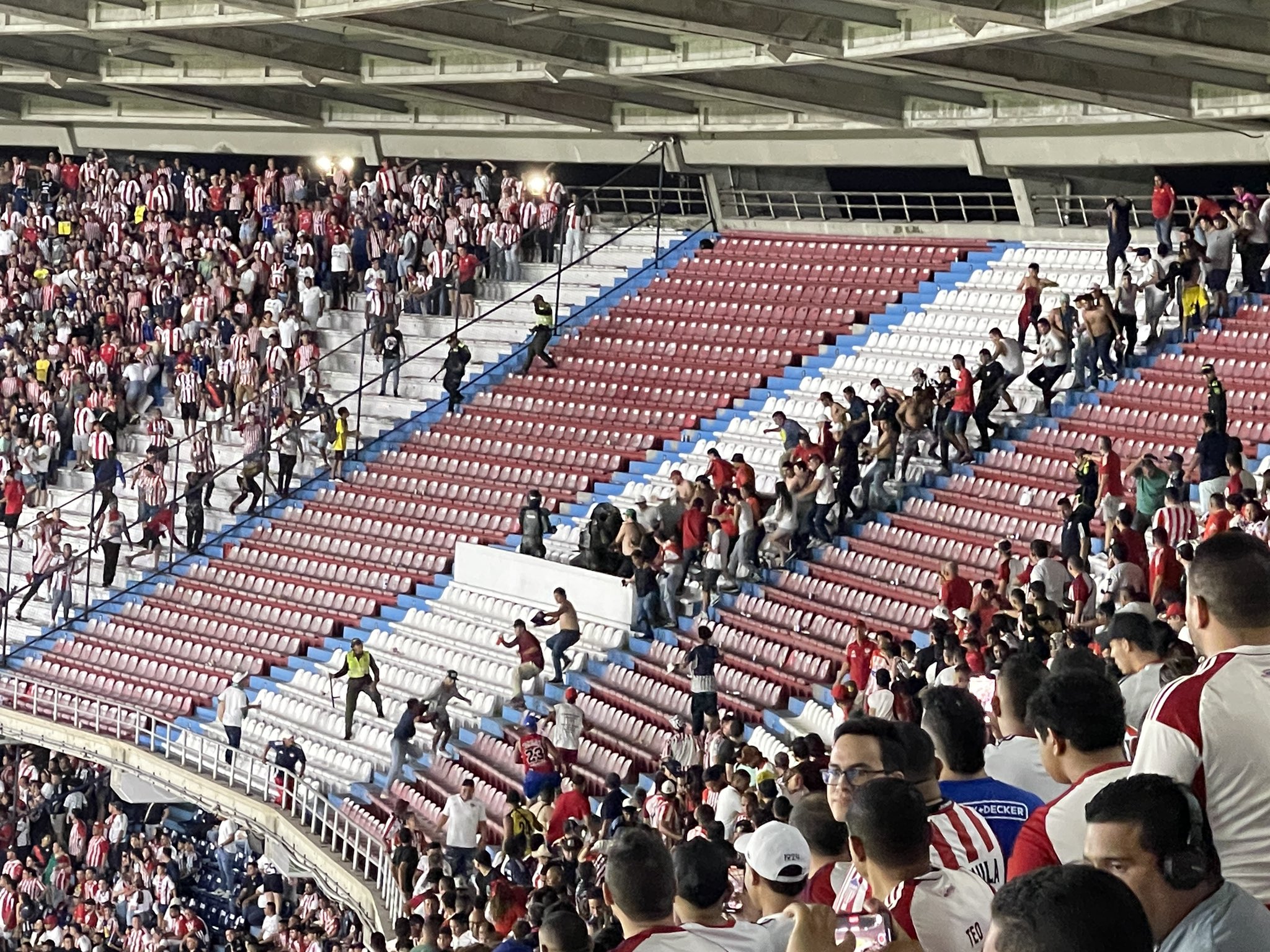 Hinchas del Junior habrían apuñalado a joven de Bucaramanga en Barranquilla