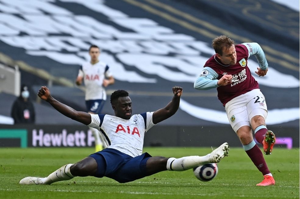 Mourinho reconoció el buen momento de Davinson en Tottenham