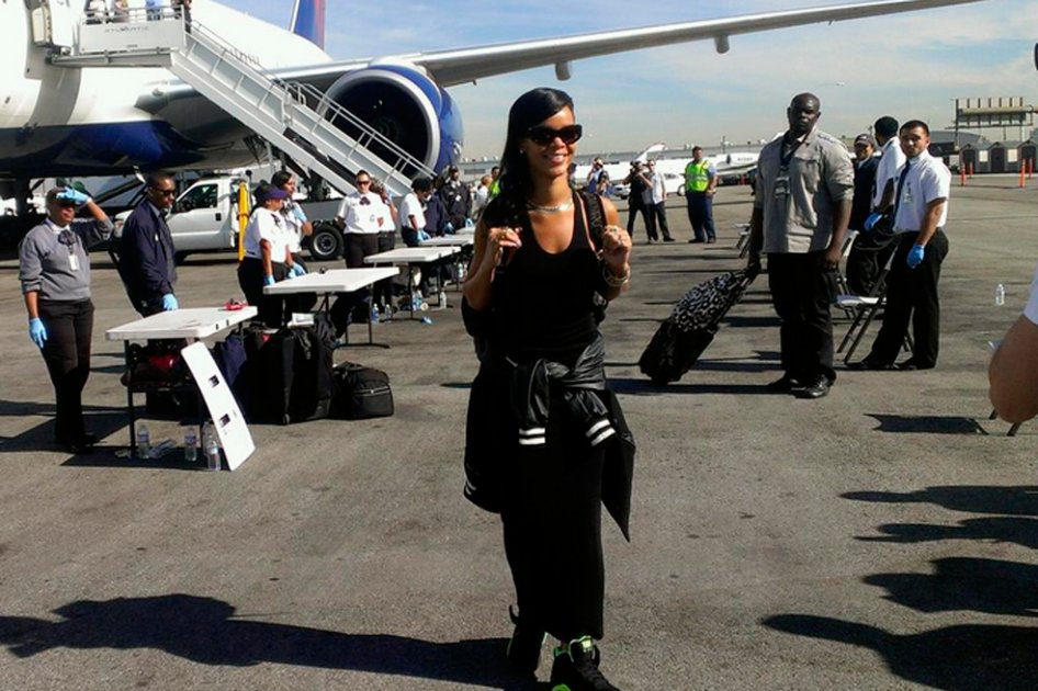 Rihanna, de fiesta en avión con champaña y diamantes