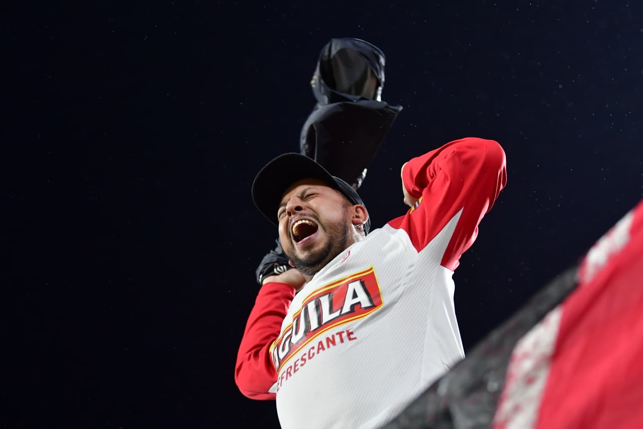 Los hinchas de Santa Fe estallaron de júbilo cuando el árbitro Jhon Ospina hizo sonar su silbato para señalar el final del partido.