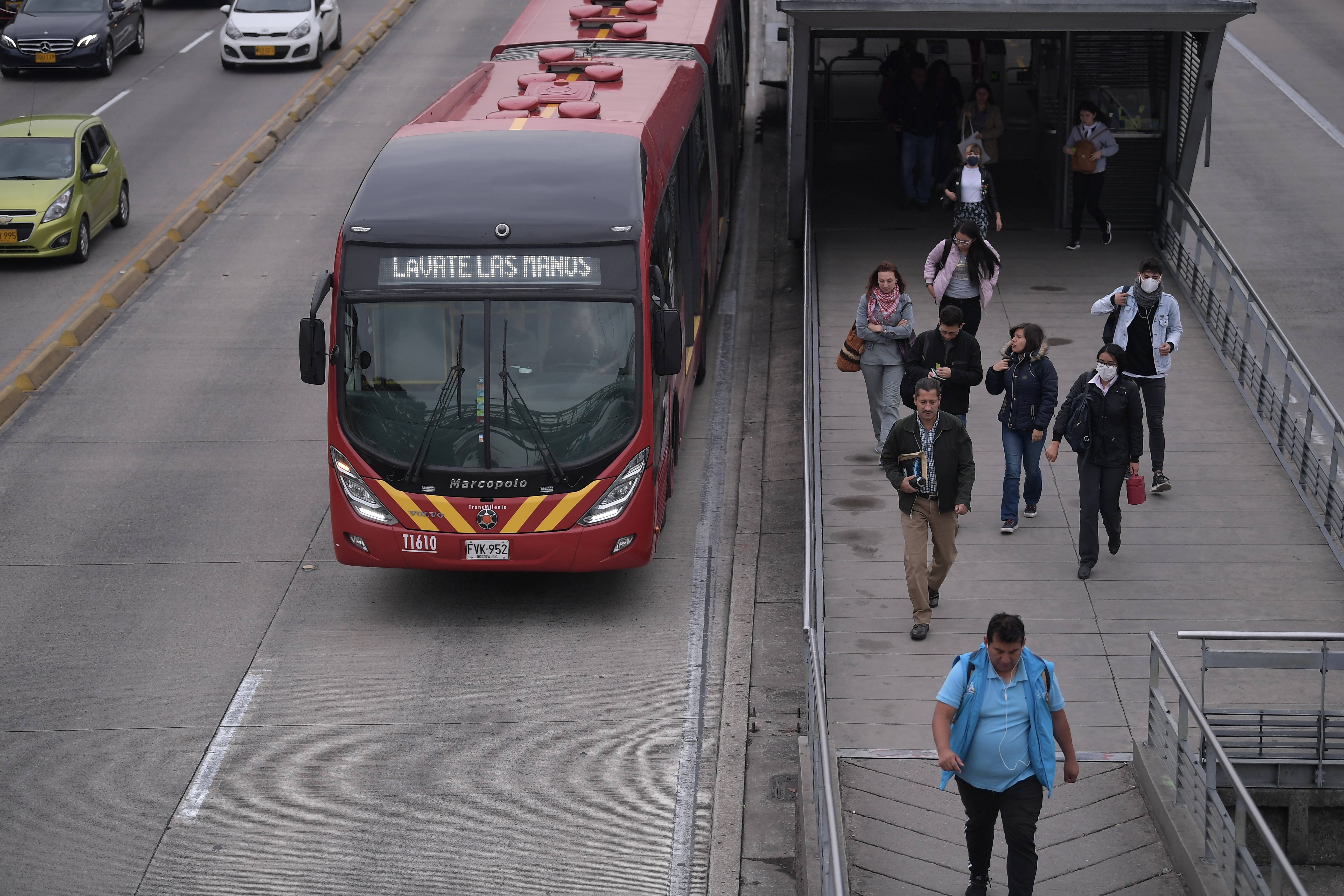 Muere hombre que aparentemente se lanzó del puente de la estación 21 Ángeles