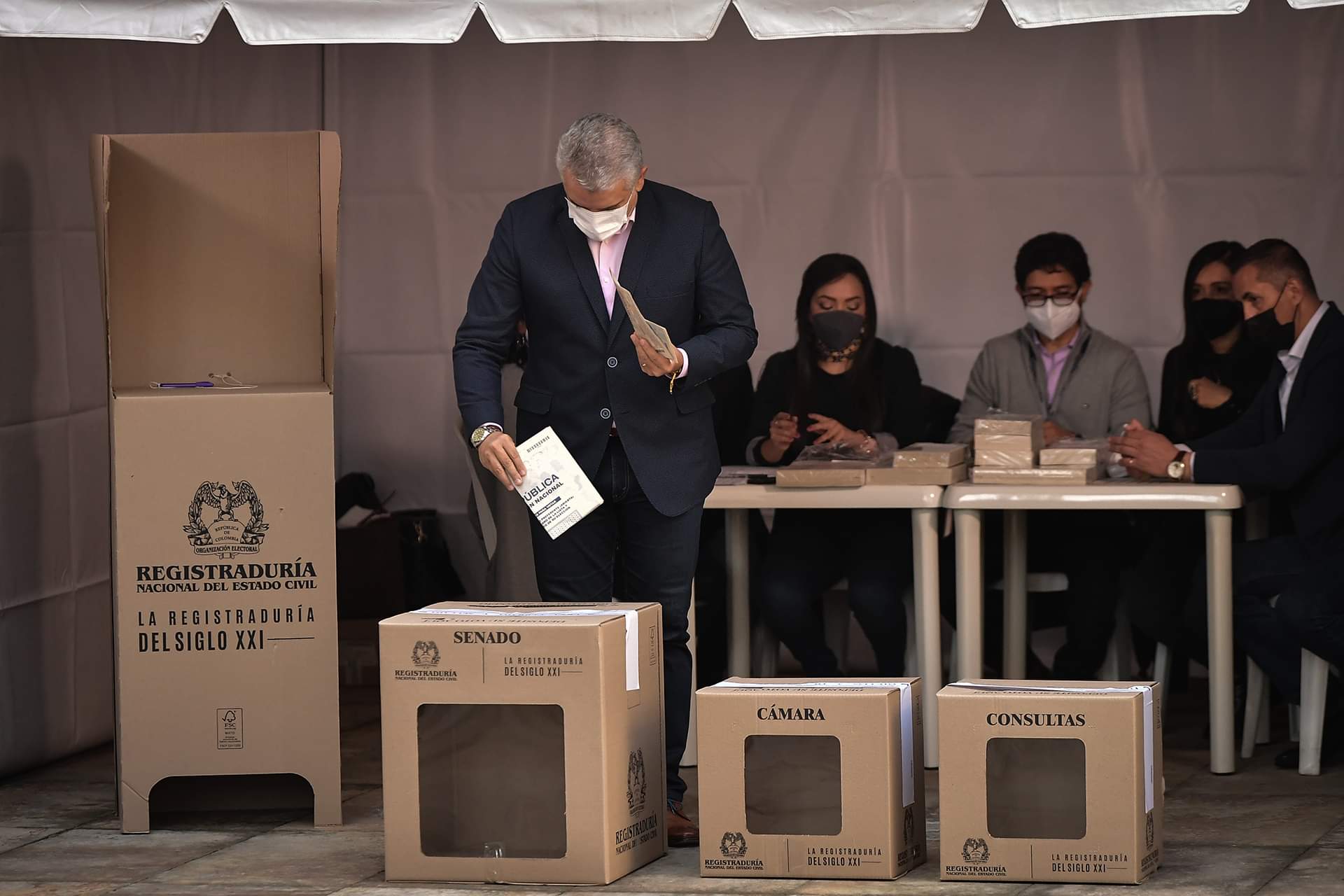 El presidente Duque le madrugó a su derecho al voto y pidió el tarjetón de la consulta Equipo por Colombia. Invitó a todos los colombianos a salir a votar.
