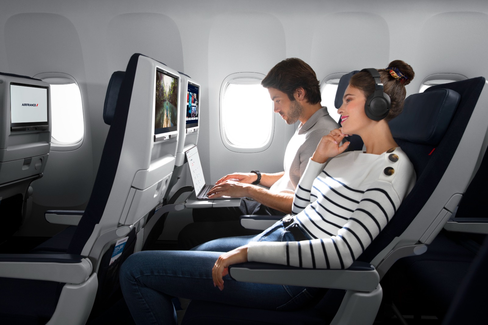 ¿Cómo tener wifi en los aviones? Esto es todo lo que debe tener en cuenta