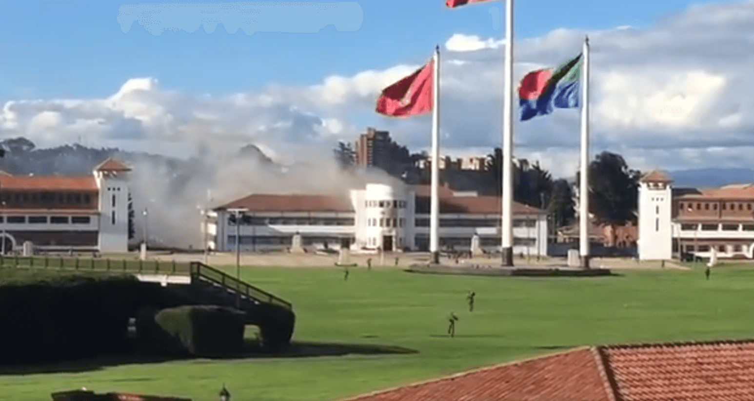 Bomberos controlaron un incendio al interior de la Escuela Militar José María Córdova