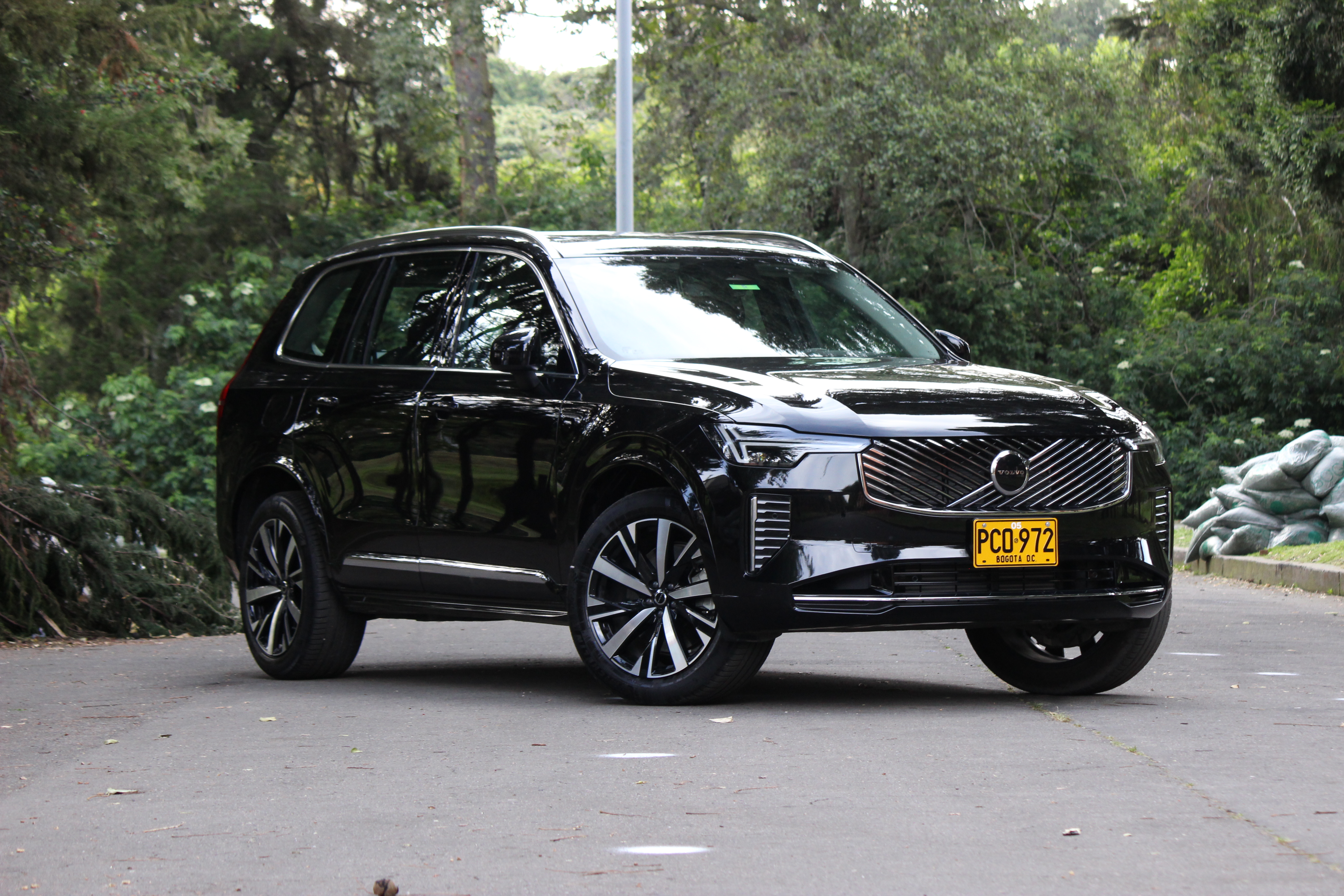 XC90 T8 funciona con un motor turbocargado de 2.0 litros, el cual entrega 317 caballos de potencia y 400 Nm de torque.