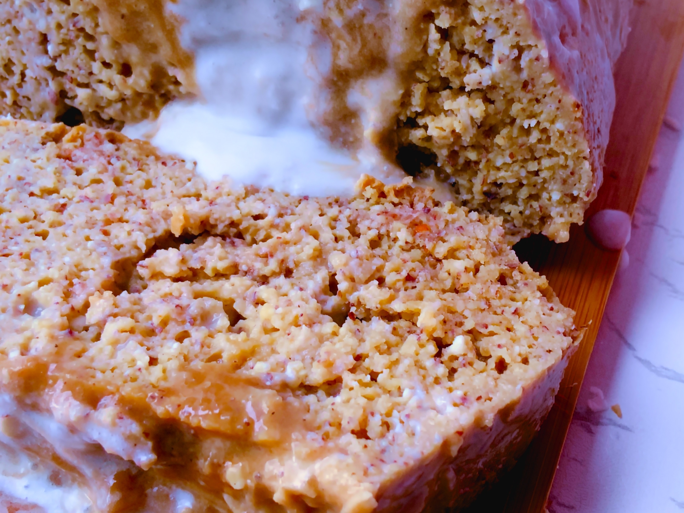 Cubre la torta con el dulce de leche de coco. Corta en pedazos y disfruta.