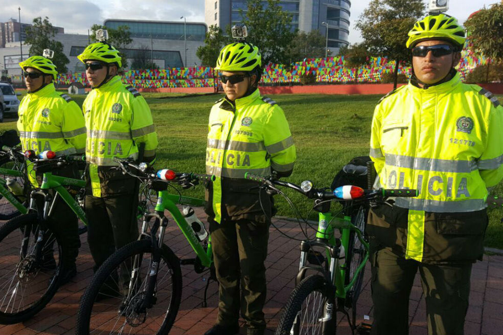 Montados en bici, 140 policías custodian ciclorrutas de Bogotá