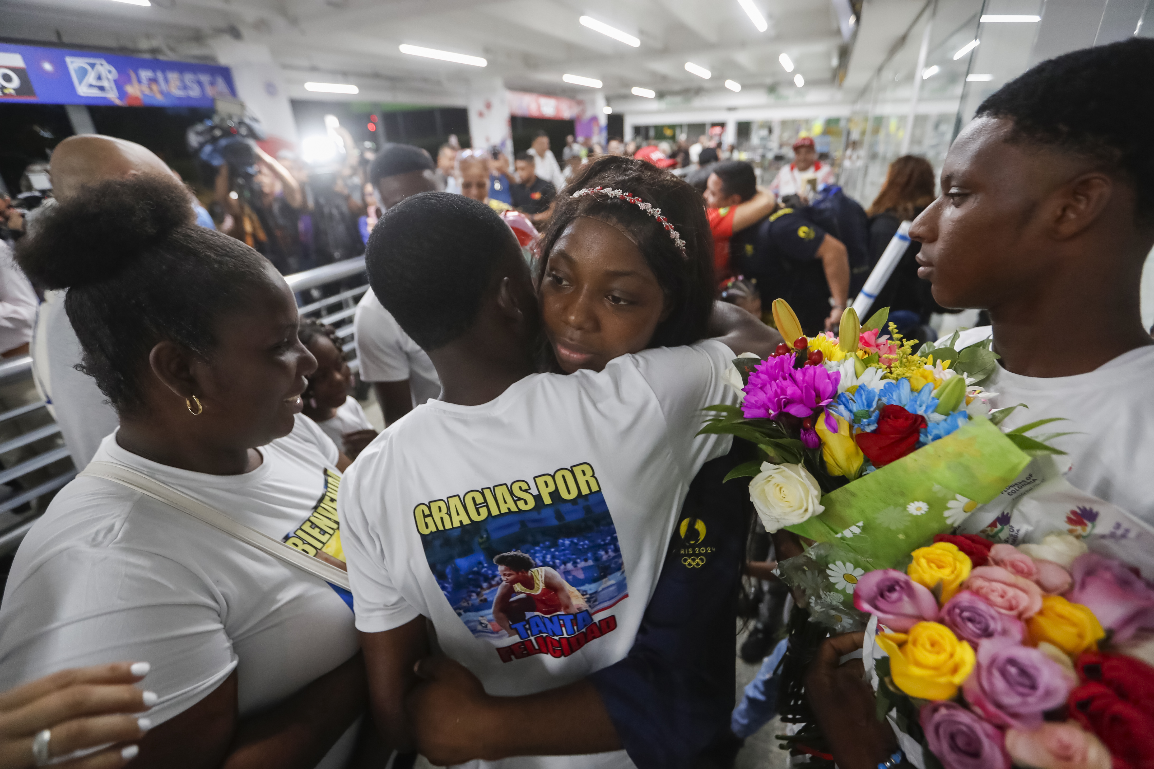 AME9908. CALI (COLOMBIA), 12/08/2024.- Tatiana Rentería, ganadora de una medalla de bronce en lucha libre en los Juegos Olímpicos de París 2024, saluda durante su bienvenida este lunes en Cali (Colombia). Yeison López y Tatiana Rentería, medallistas olímpicos en París 2024, llegaron al departamento del Valle del Cauca, en el suroeste de Colombia, con una sonrisa indescriptible que solo puede dar la gloria de subirse al podio y entre los aplausos de los colombianos, orgullosos de sus logros. EFE/Ernesto Guzmán