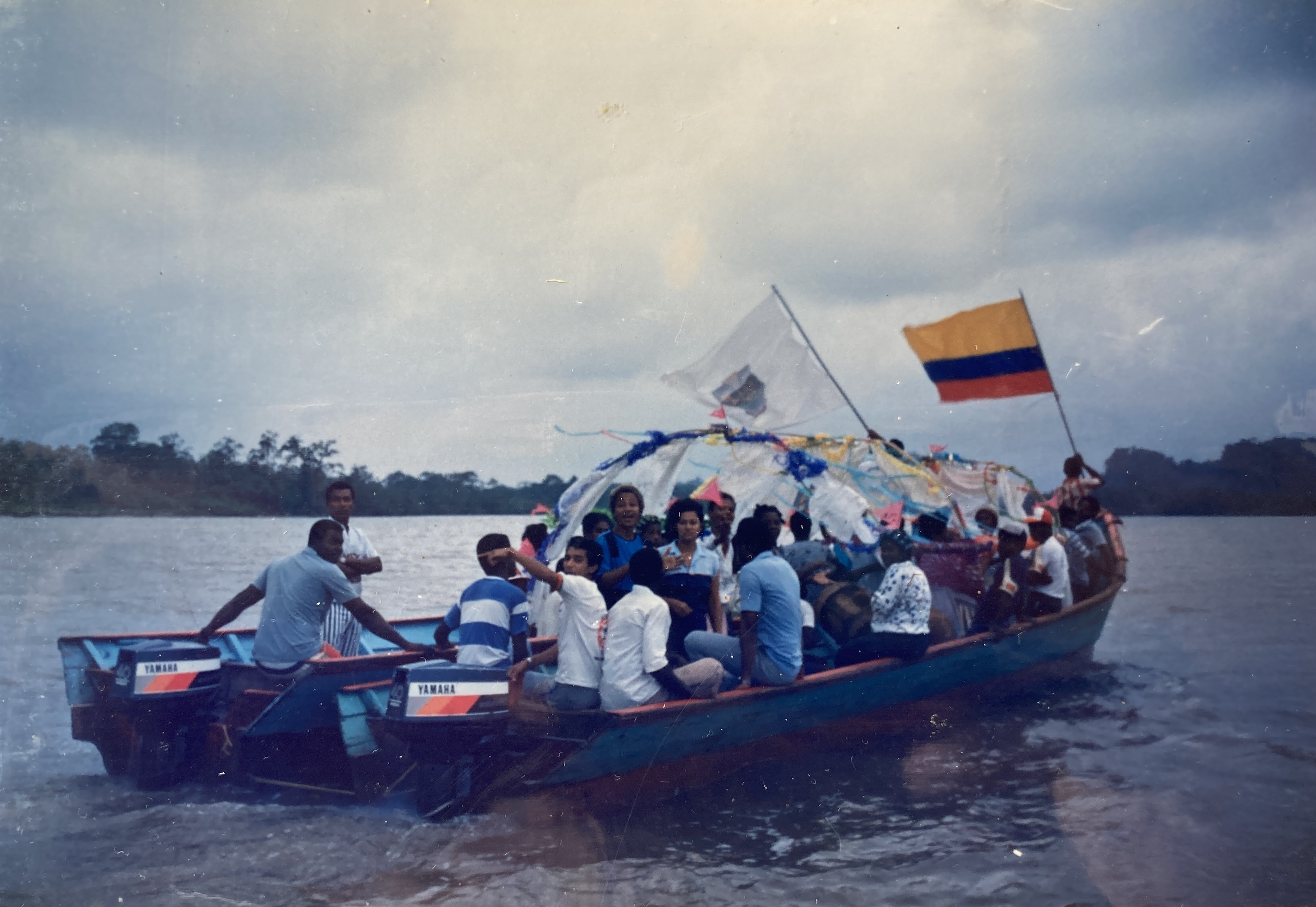 Comunidades de Salahonda y La Playa, navegan a través de esteros, canales que se forman entre manglares.