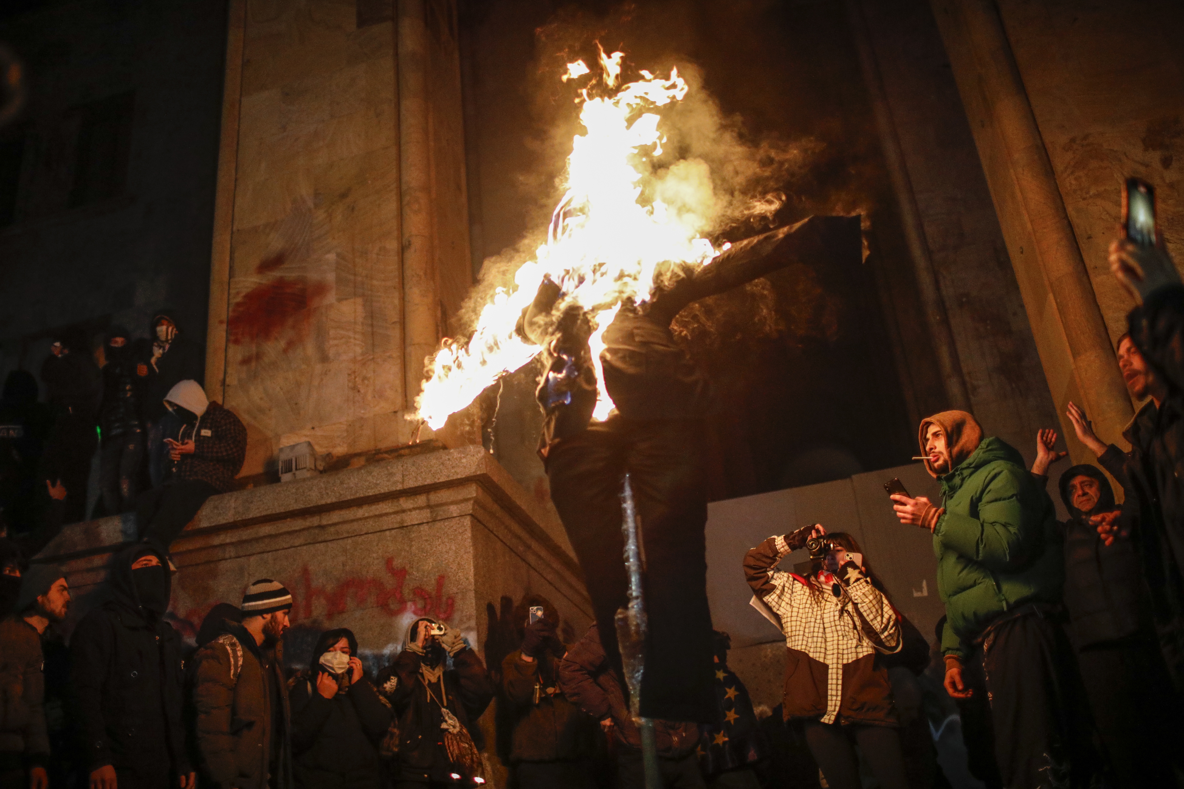 Caos en Georgia: violentas protestas por suspensión de negociaciones con la UE
