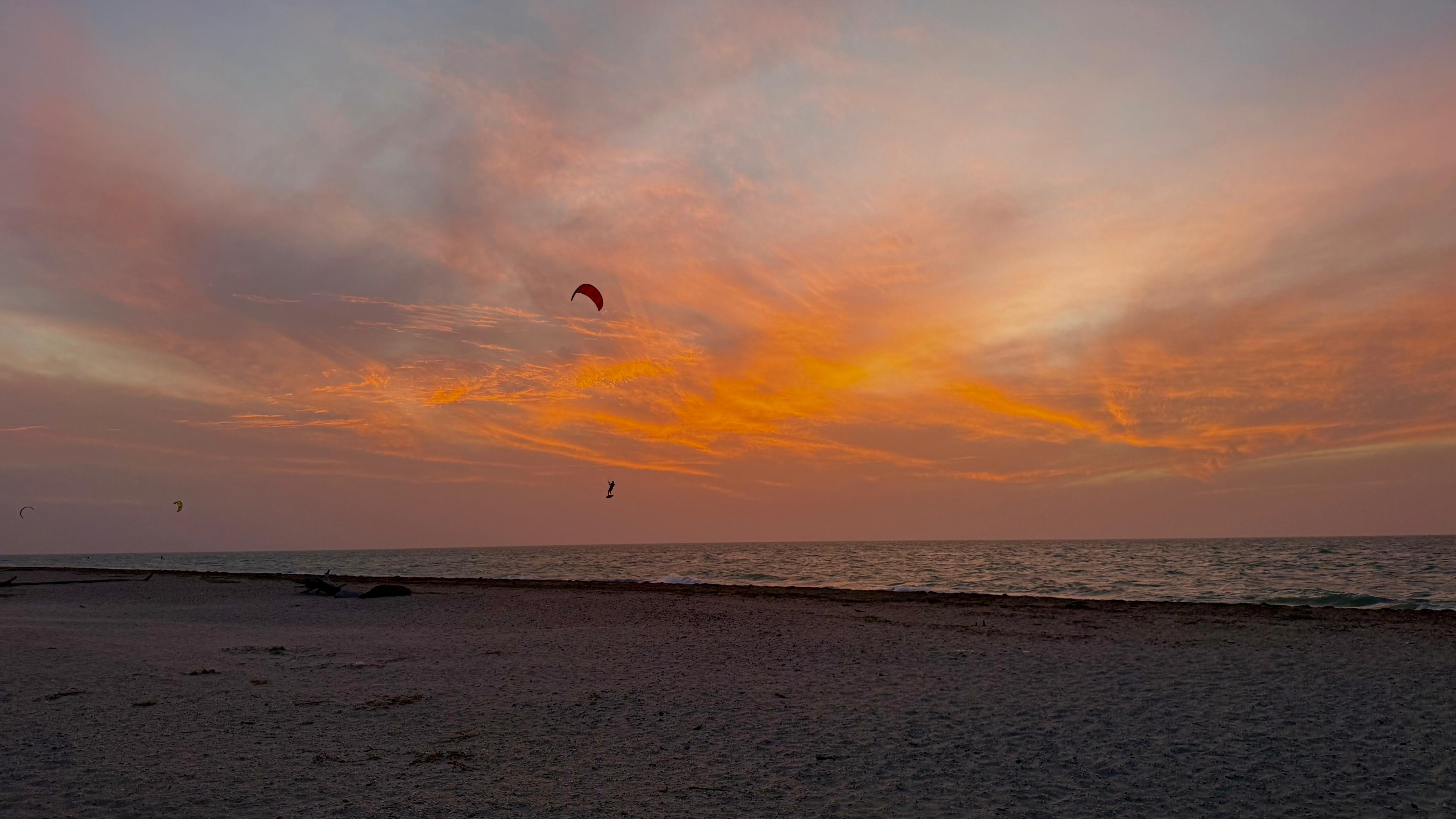 En Mayapo la arena canta bajo los pies, pues para los wayuú este lugar de playas vírgenes y palmeras mecidas por el viento se convierte en la voz del Jepira (el viento).