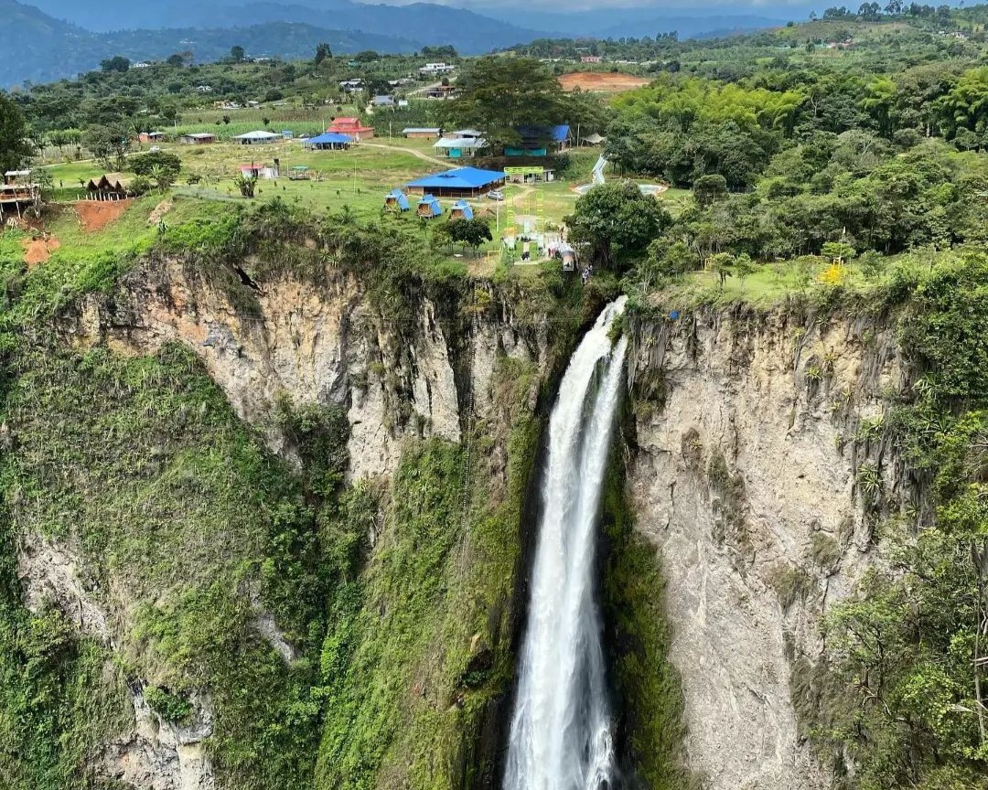 El Salto del Mortiño es una de las joyas naturales más impresionantes del Huila, ubicado en el municipio de Isnos, en pleno Macizo Colombiano, una de las regiones con mayor biodiversidad del planeta. Su principal atractivo es una imponente cascada de más de 200 metros de altura rodeada de paisajes selváticos y miradores naturales, entre ellos el popular puente de cristal, desde donde se puede apreciar una vista privilegiada de la caída del agua. Para llegar desde Bogotá, debe dirigirse a la Terminal de Transportes Salitre y tomar un bus con destino a Isnos o Pitalito. Una vez allí, puede continuar el recorrido en jeep, moto u otro transporte local hacia la vereda Mortiño, donde se encuentra este reconocido destino ecoturístico.