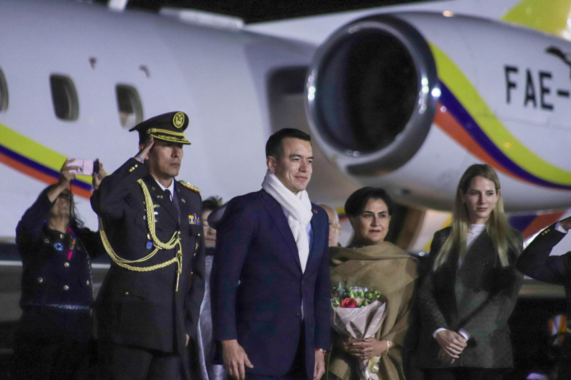 AME6680. EL ALTO (BOLIVIA), 07/11/2025.- El presidente de Ecuador, Daniel Noboa (c), llega al Aeropuerto Internacional El Alto este viernes, en El Alto (Bolivia). Noboa llegó a Bolivia para participar en el acto de investidura del presidente electo de Bolivia, Rodrigo Paz Pereira, presencia que marca un cambio para las relaciones de ambos países tras el alejamiento del ecuatoriano por su tendencia conservadora. EFE/ Gabriel Márquez