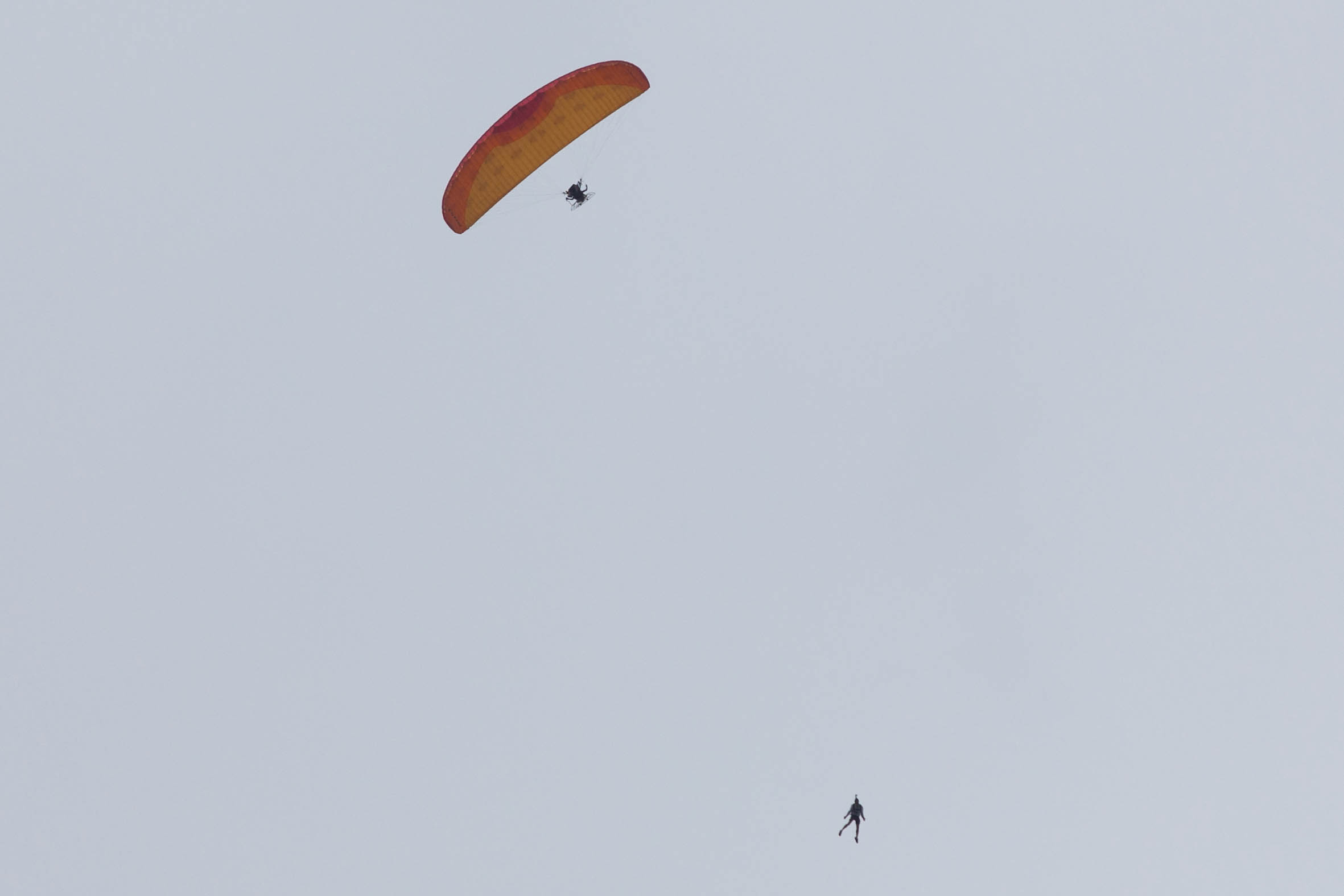 La delegación de pilotos de Brasil, camina hoy martes 15 de enero, durante el desfile inaugural de la Superfinal del Paragliding World Cup 2013 competencia que se desarrollará por primera vez en Colombia a partir de mañana miercoles 16 de enero y hasta el 26 de enero de 2013. En la SPWC participan los 140 mejores pilotos del mundo provenientes de 32 paises. La superfinal se volará en Roldanillo /Valle del Cauca.  Foto: Federico Rios