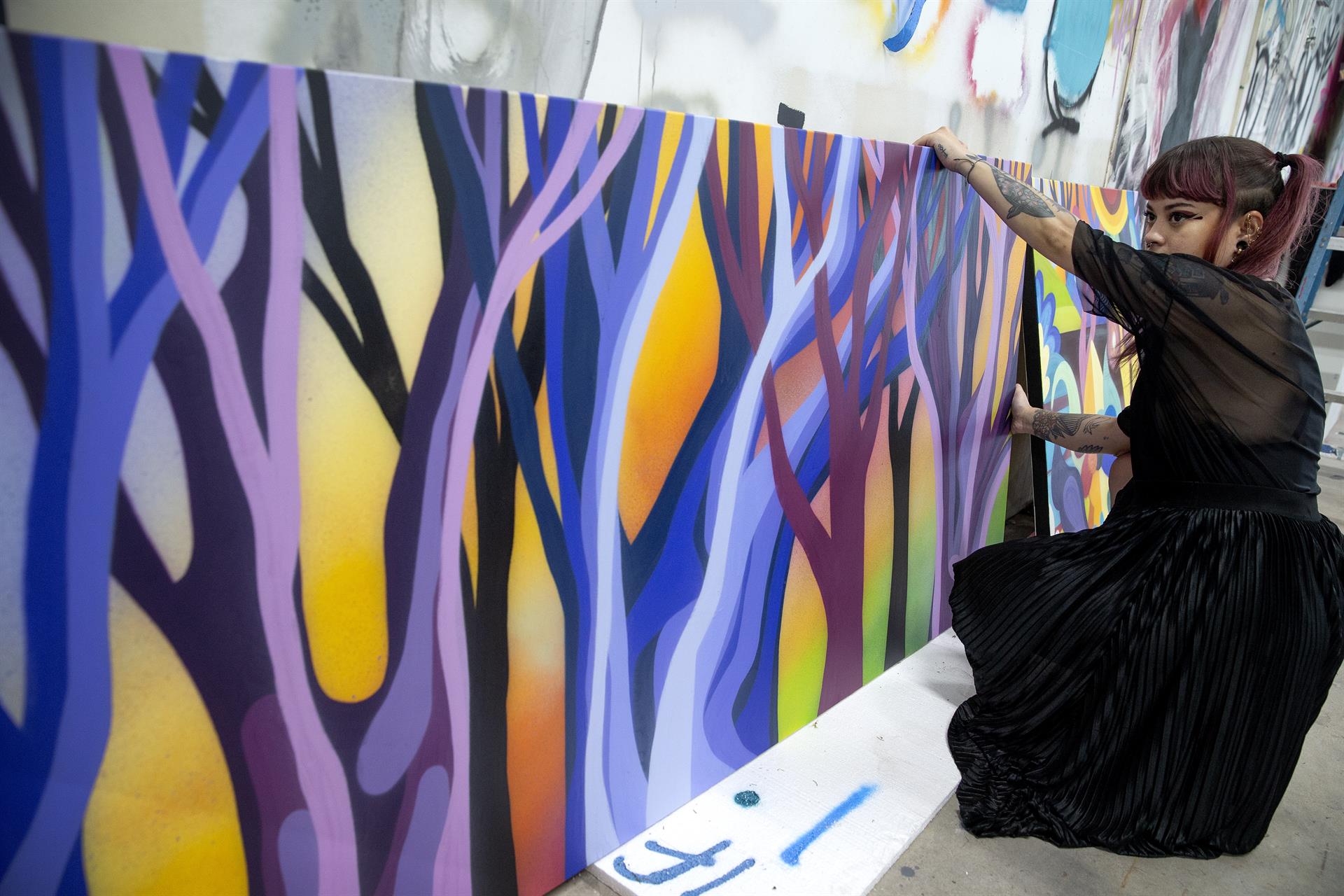 La grafitera Diana Ordóñez, conocida como Ledania, mueve una pieza de arte en el Museo del Grafiti en el barrio de Wynwood en Miami, Florida, Estados Unidos.