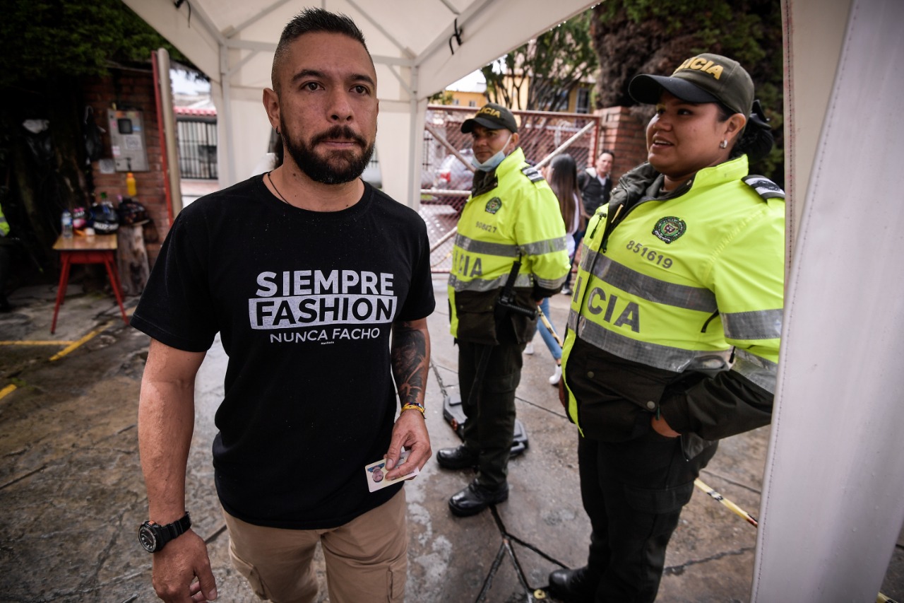 Andrés, ingresando a su lugar de votación.