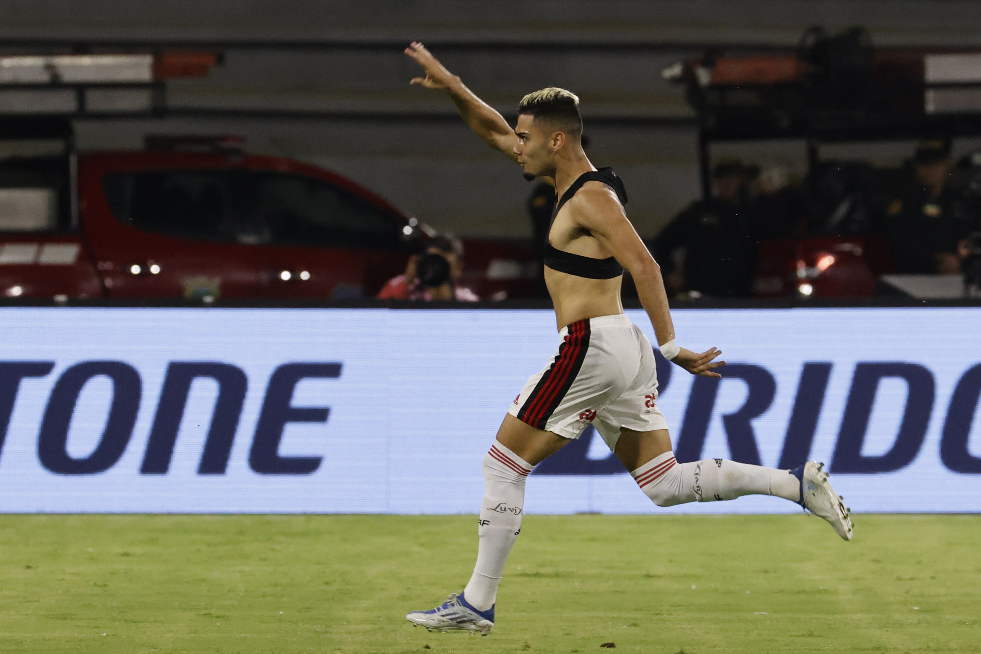 Andreas Pereira de Flamengo celebra hoy tras anotar contra el Tolima, durante un partido por los octavos de final de la Copa Libertadores en el estadio Manuel Murillo Toro de Ibagué (Colombia). EFE/Mauricio Dueñas Castañeda