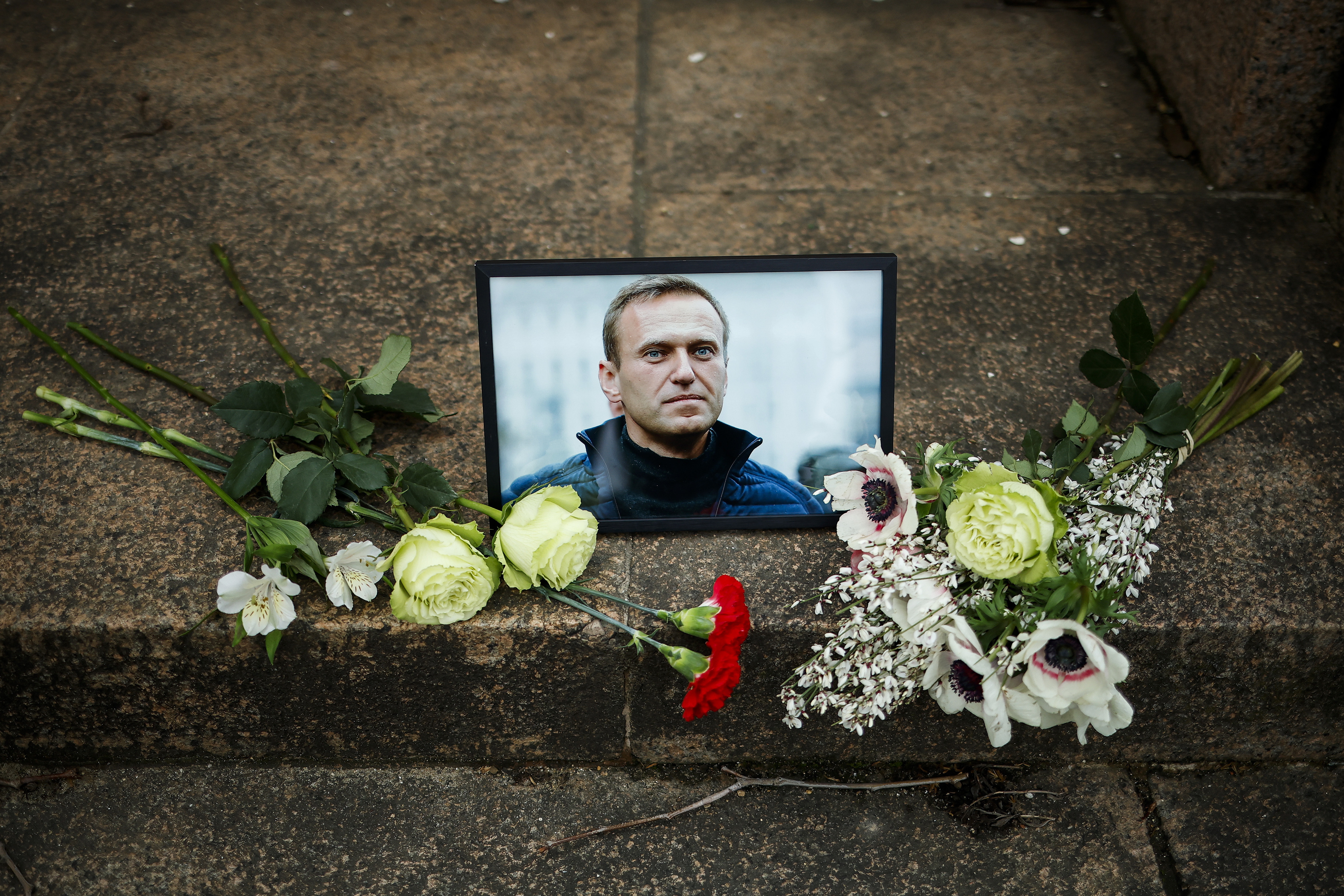 Paris (France), 16/02/2024.- A portrait of Russian opposition leader and anti-corruption activist Alexey Navalny is displayed with flowers during a demonstration following the announcement of his death near the Russian Embassy in Paris, France, 16 February 2024. Russian opposition leader and outspoken Kremlin critic Alexey Navalny has died aged 47 in a penal colony, the Federal Penitentiary Service of the Yamalo-Nenets Autonomous District announced on 16 February 2024. A prison service statement said that Navalny 'felt unwell' after a walk on 16 February, and it was investigating the causes of his death. In late 2023 Navalny was transferred to an Arctic penal colony considered one of the harshest prisons. (Francia, Rusia) EFE/EPA/YOAN VALAT