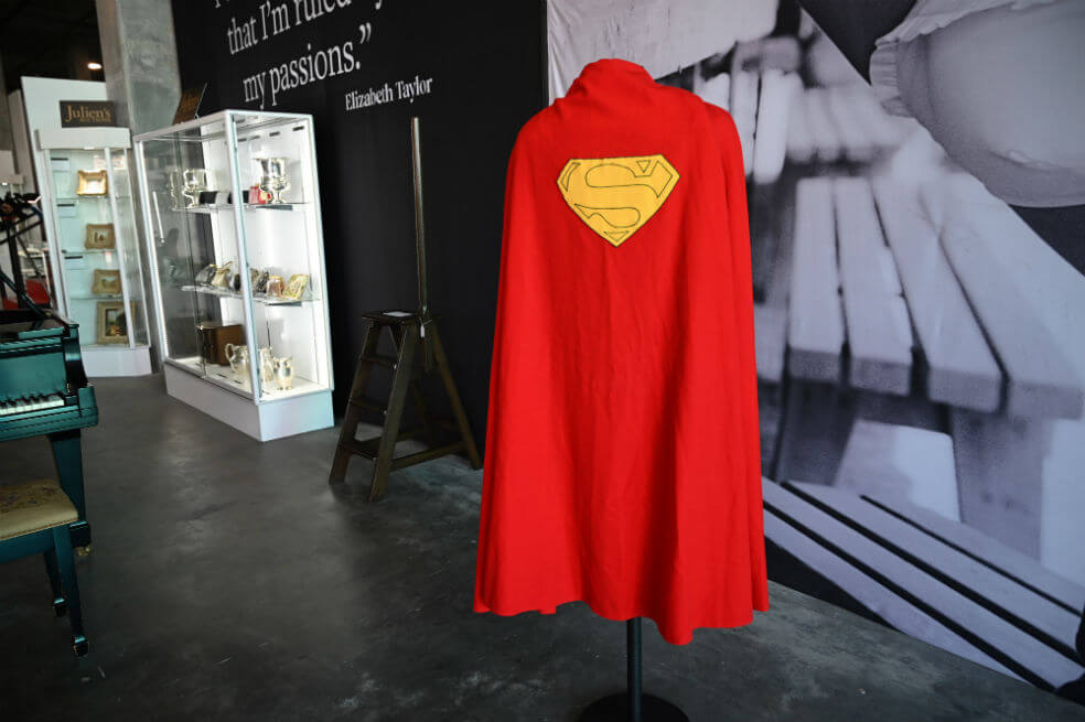Subastan capa del primer Superman
