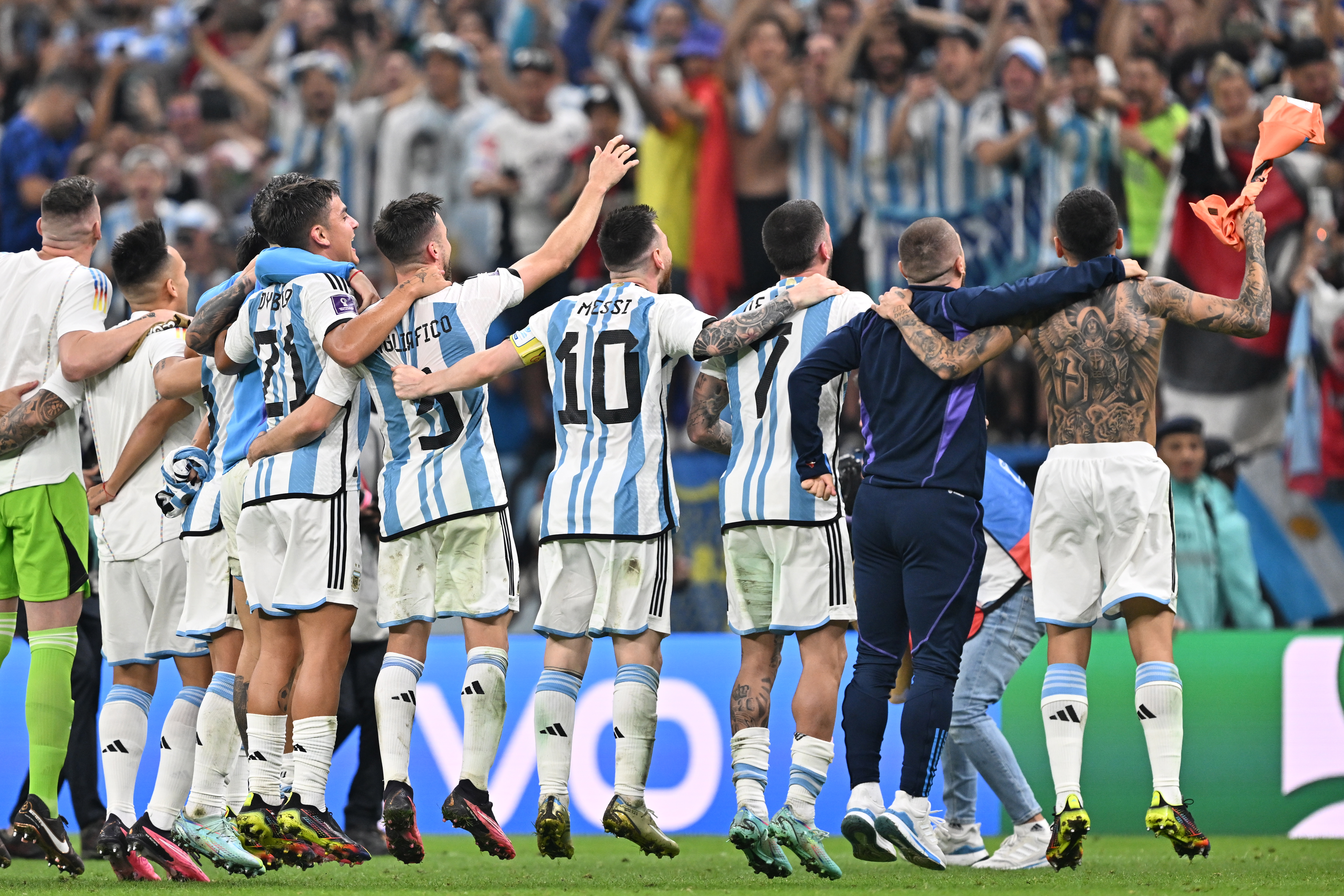 Lusail (Qatar), 13/12/2022.- Lionel Messi (C) of Argentina celebrates with teammates after winning the FIFA World Cup 2022 semi final between Argentina and Croatia at Lusail Stadium in Lusail, Qatar, 13 December 2022. (Mundial de Fútbol, Croacia, Estados Unidos, Catar) EFE/EPA/Noushad Thekkayil