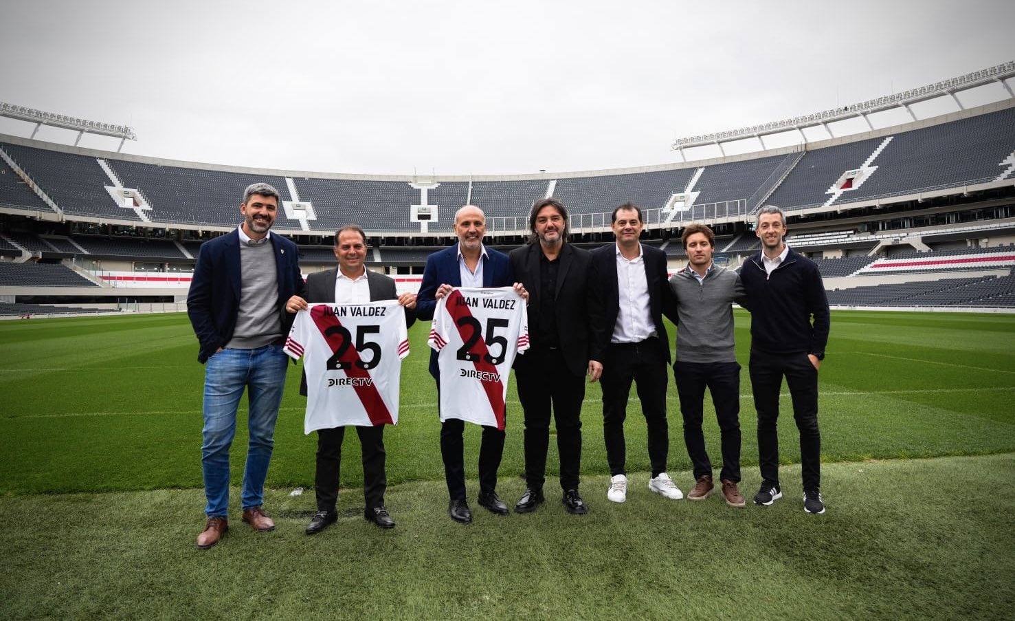 El café colombiano llega al Monumental: River Plate firma acuerdo con Juan Valdez