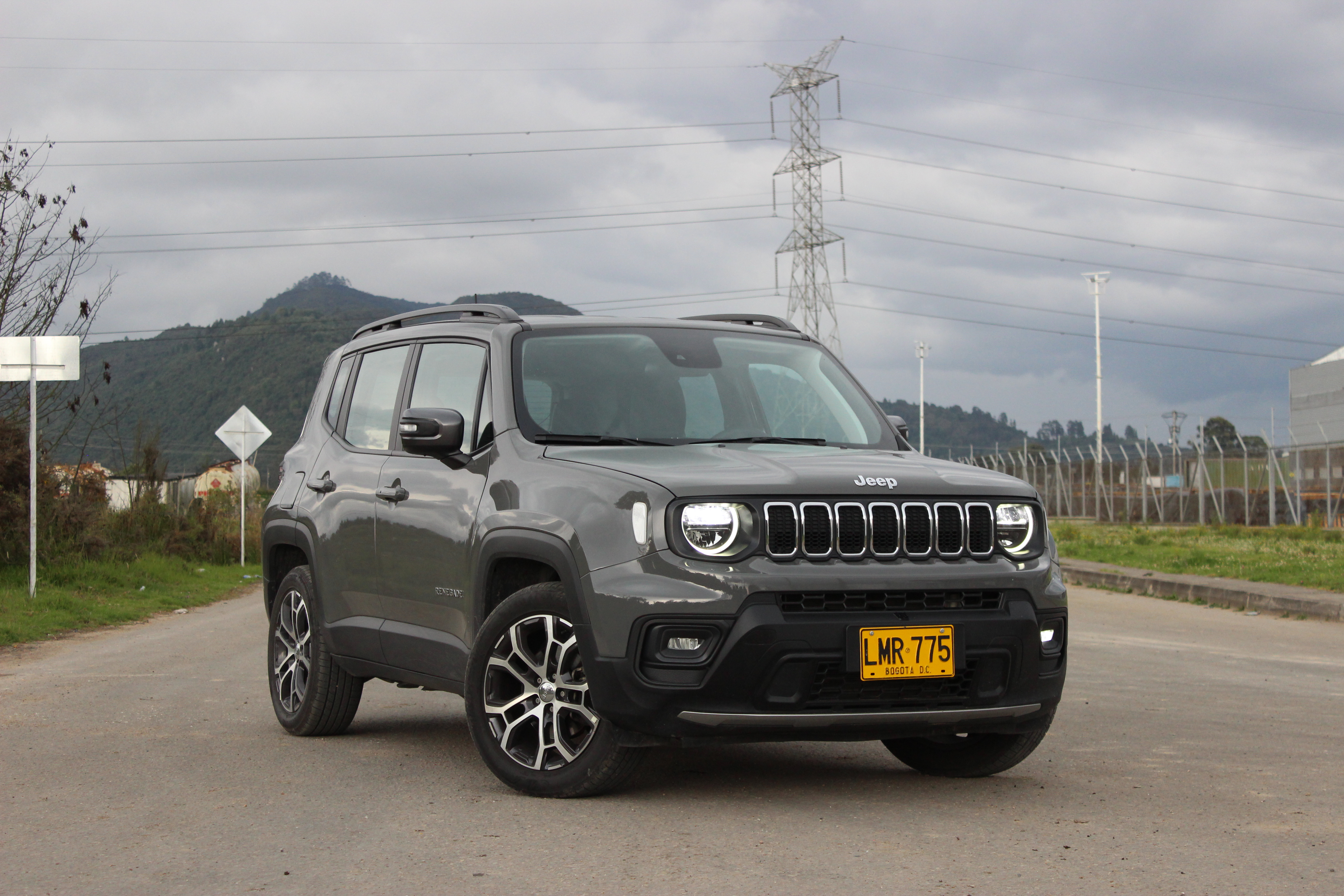 La nueva Jeep Renegade Turbo tiene 4.268 mm de largo, 2.023 de ancho (con espejos) y 1.696 mm de alto.