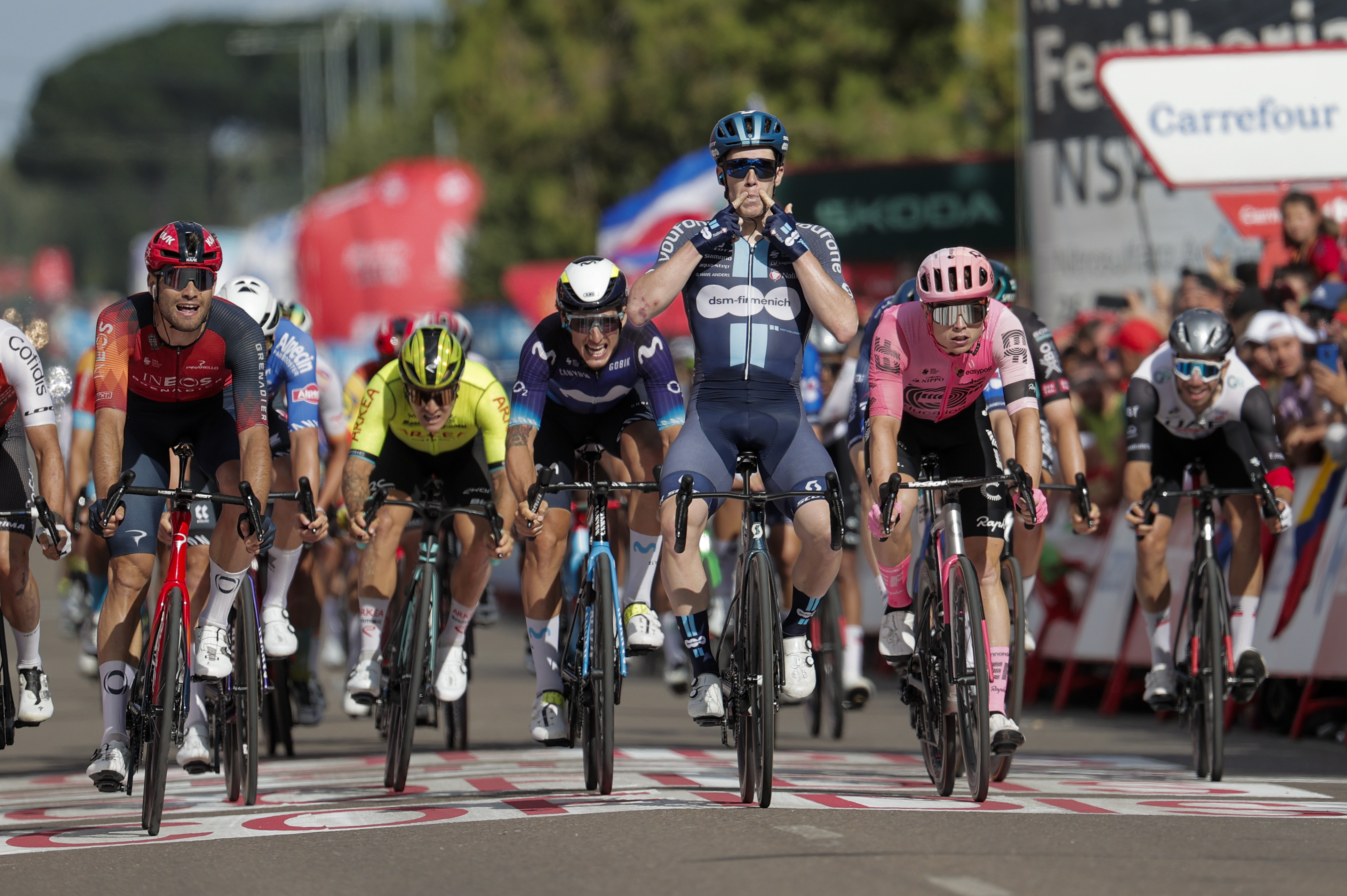 Caótico final en la Vuelta a España; Juan Sebastián Molano no pudo lanzar el ataque