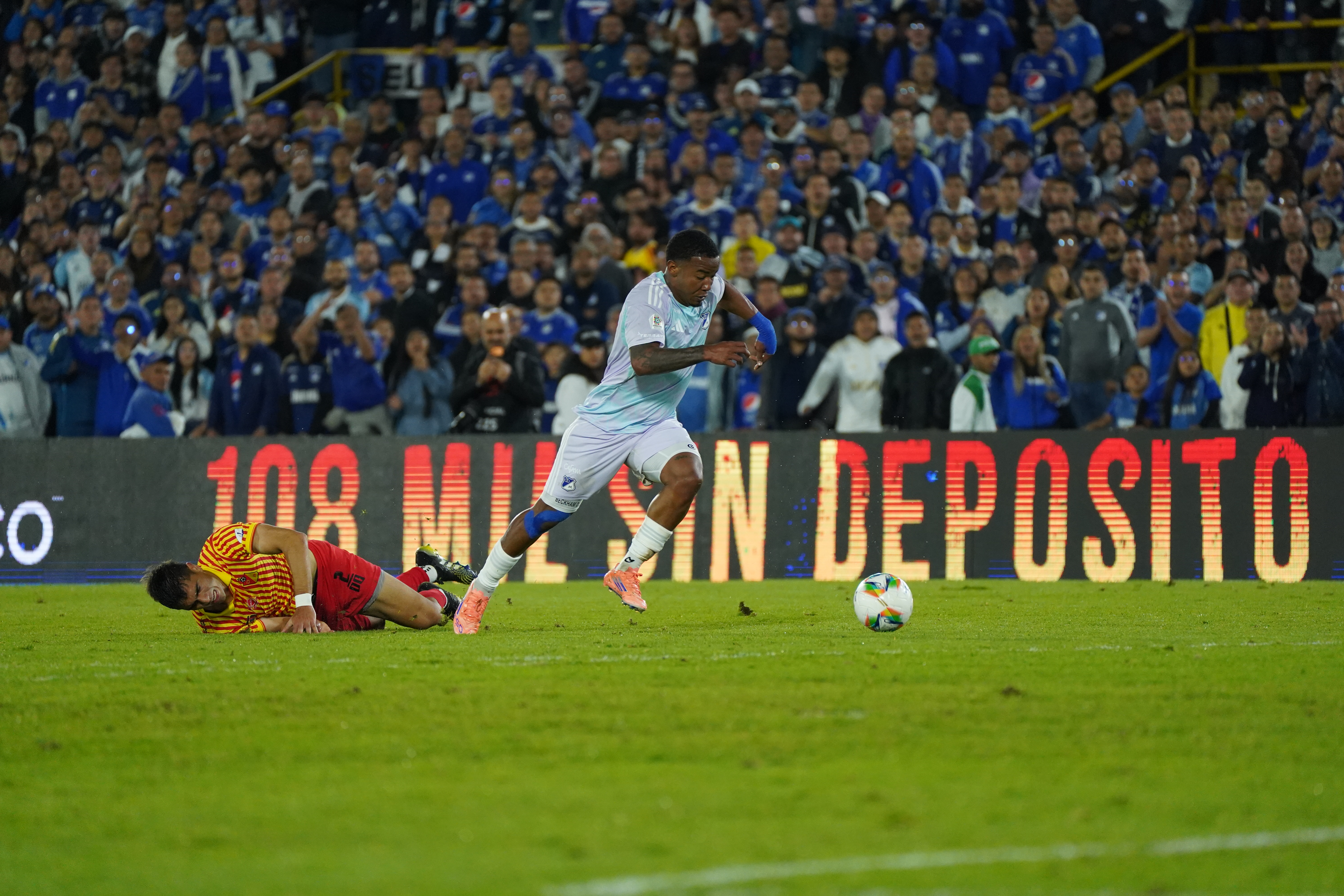 Beckham David Castro robando el balón para luego asistir a Carlos Sarabia para el cuarto gol de Millonarios sobre Deportivo Pereira por la novena jornada de la Liga Betplay 2026-I.