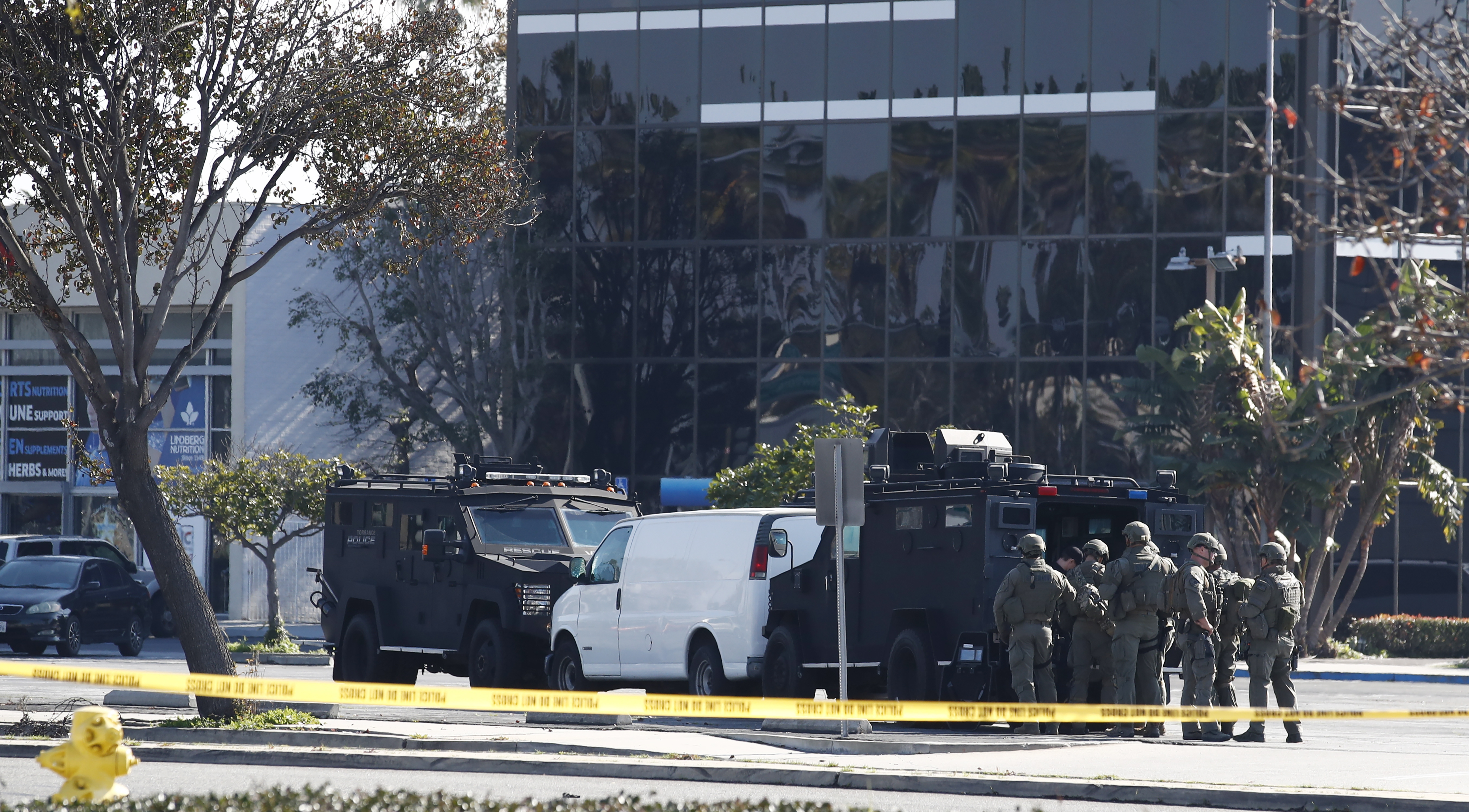 Torrance (United States), 22/01/2023.- A white van which police reported was connected with a mass shooting at a dance studio in Monterey Park, California, sits trapped between two heavily armored police vehicles in Torrance, California, USA, 22 January 2023. The shooting killed ten and wounded ten more during a Lunar New Year celebration according to the Los Angeles County Sheriff's Department. (Estados Unidos) EFE/EPA/CAROLINE BREHMAN