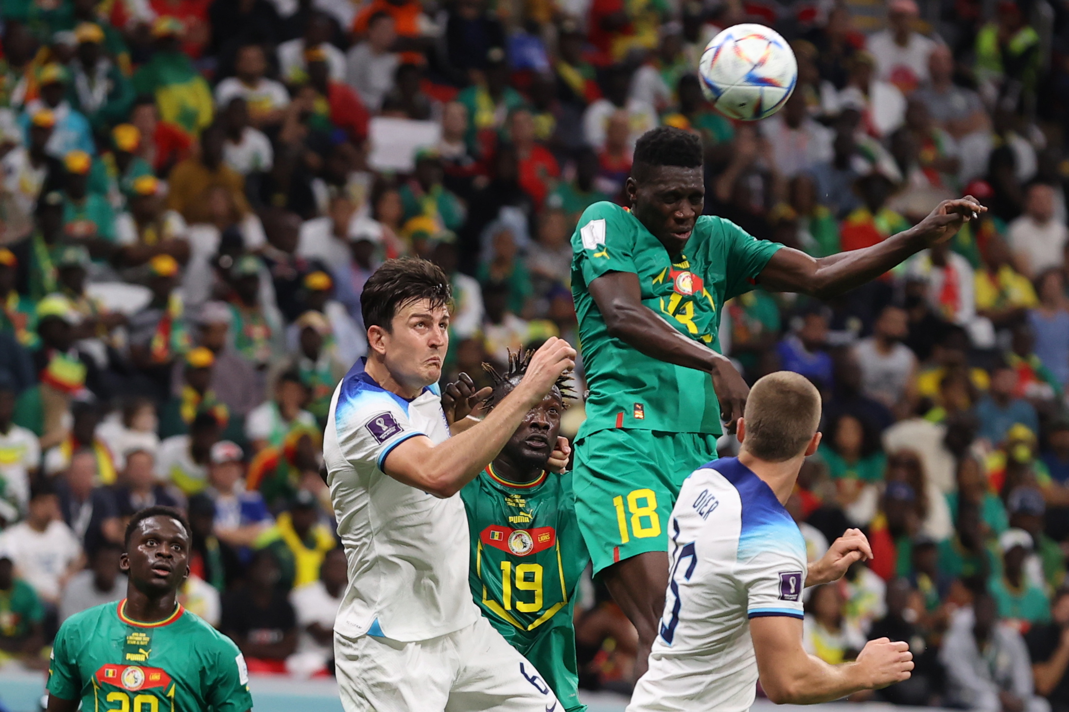 Al Khor (Qatar), 04/12/2022.- Harry Maguire (2-L) of England in action against Ismaila Sarr of Sengal during the FIFA World Cup 2022 round of 16 soccer match between England and Senegal at Al Bayt Stadium in Al Khor, Qatar, 04 December 2022. (Mundial de Fútbol, Catar) EFE/EPA/Tolga Bozoglu
