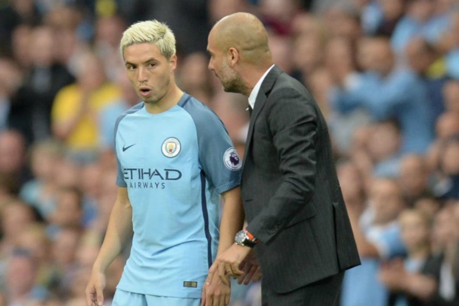 El francés Samir Nasri y Pep Guardiola, en Manchester City. / AFP