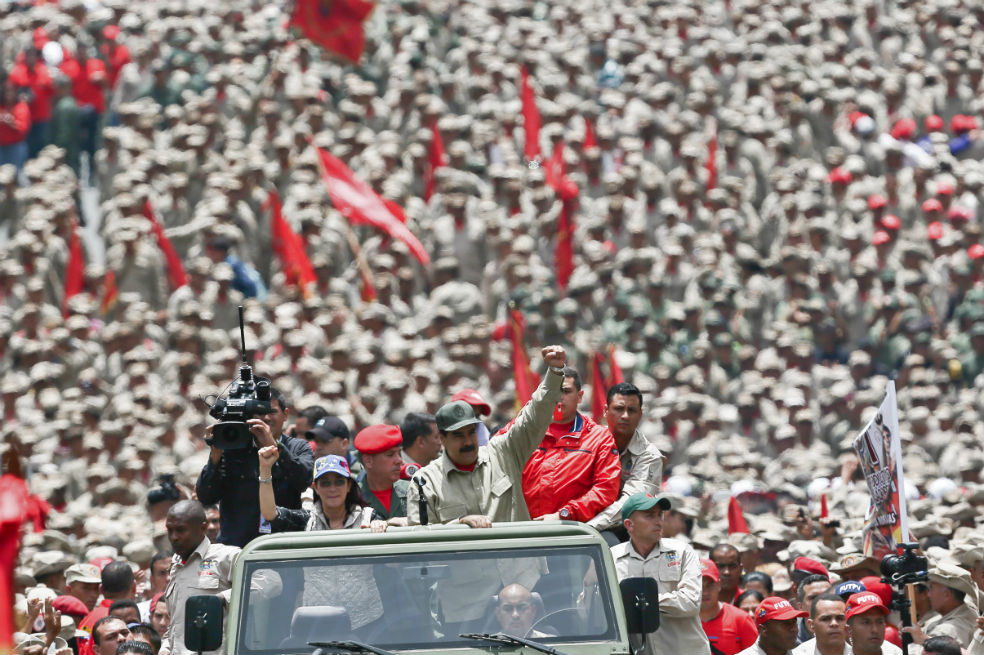 Maduro anuncia expansión de milicia a medio millón de civiles con fusil en mano