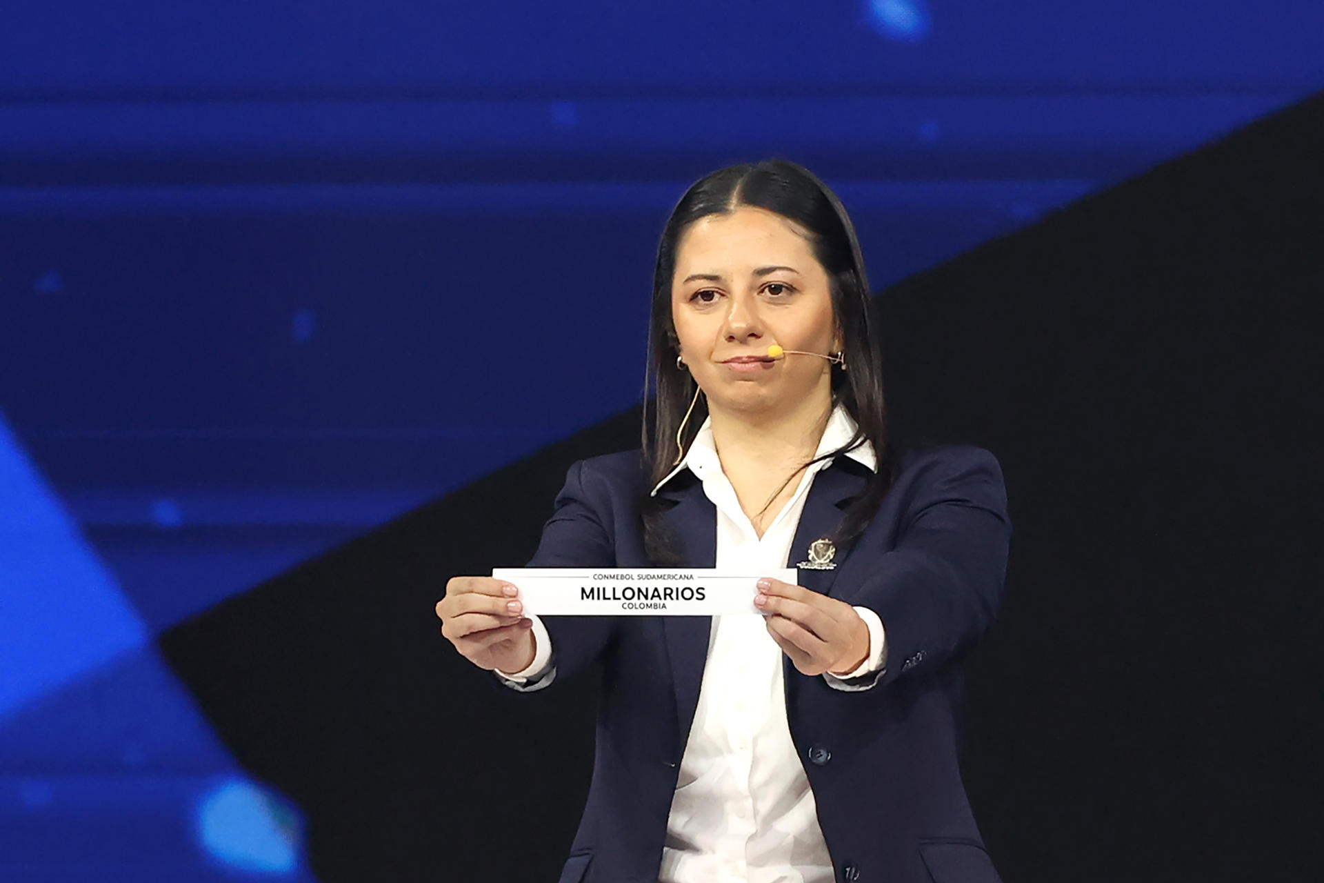 AMDEP2306. LUQUE (PARAGUAY), 19/03/2026.- La gerenta de Competiciones de Conmebol, Luciana Antunes, muestra el nombre del equipo de fútbol Millonarios de Colombia durante los sorteos de las fases de grupos de la Copa Sudamericana y Libertadores 2026 este jueves, en Luque (Paraguay). EFE/ Juan Pablo Pino