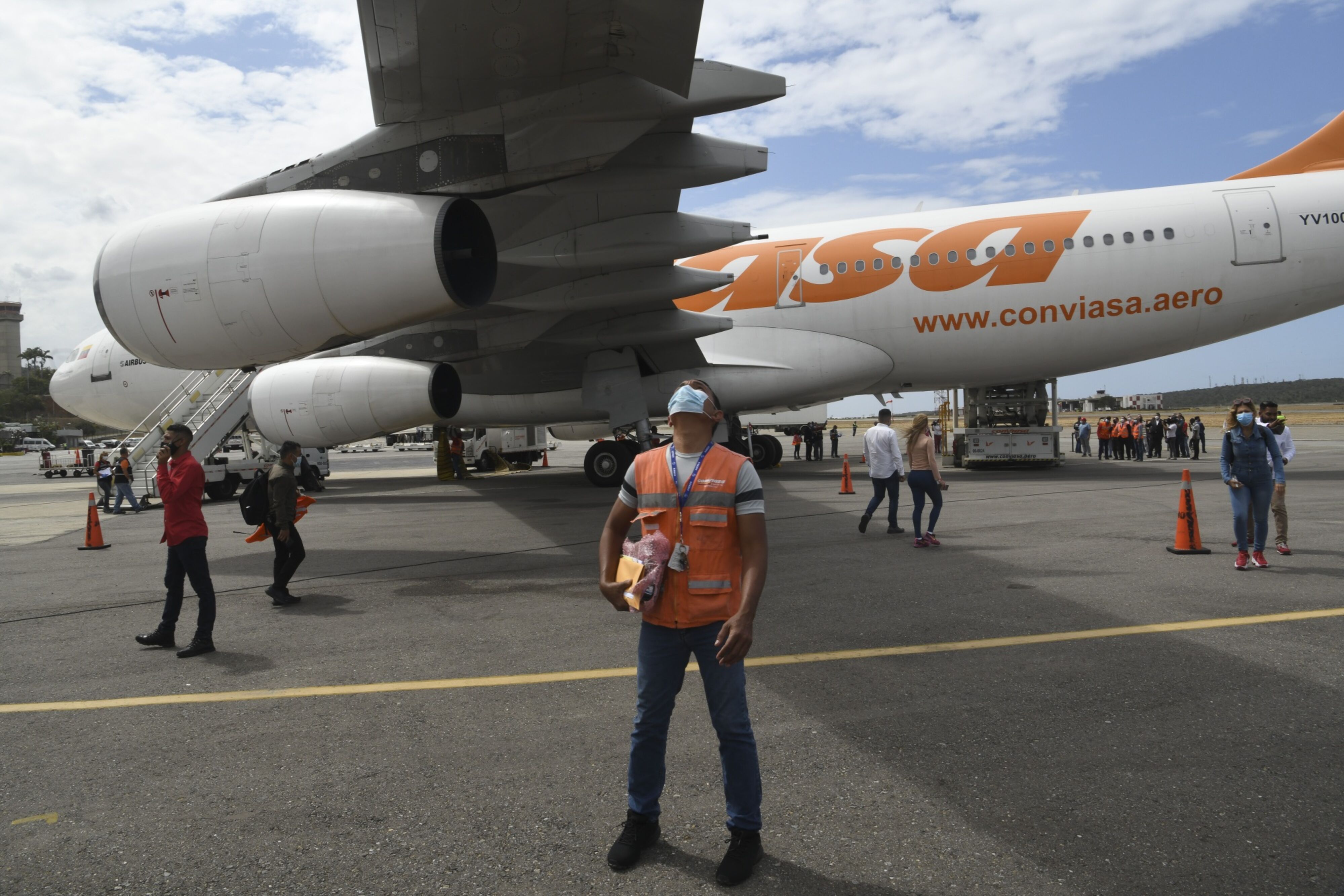 Conviasa: Maduro habla de avión “descuartizado” mientras EE. UU. renueva licencia