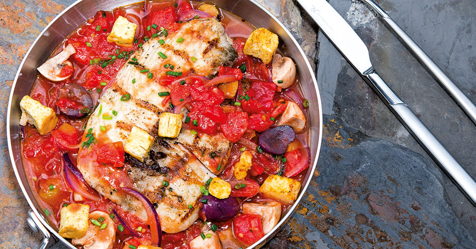 Receta del día: Pescado cocido en caldo, con tomate, aceitunas y champiñones