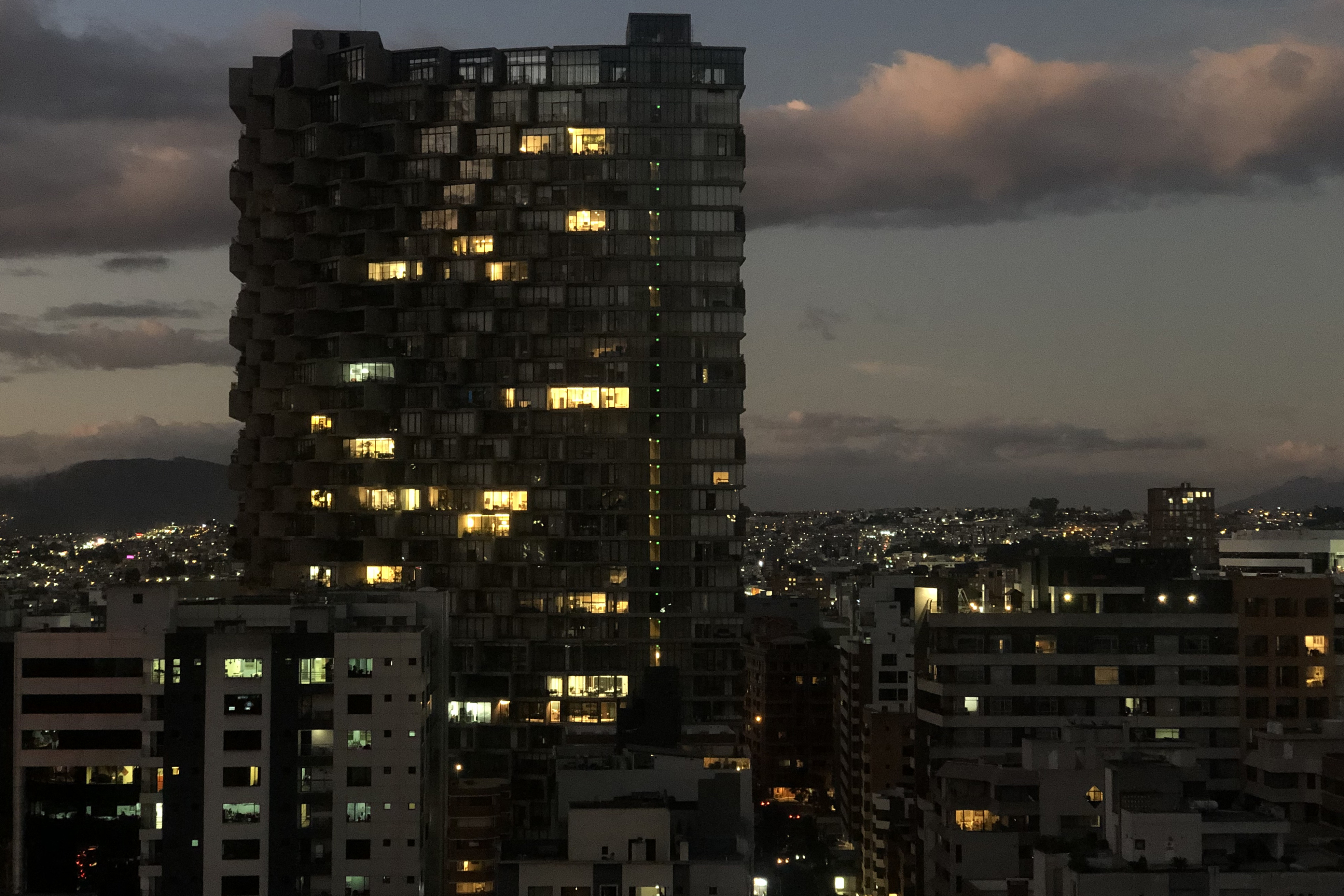Apagones hasta de diez horas: Ecuador sigue tomando medidas por crisis energética