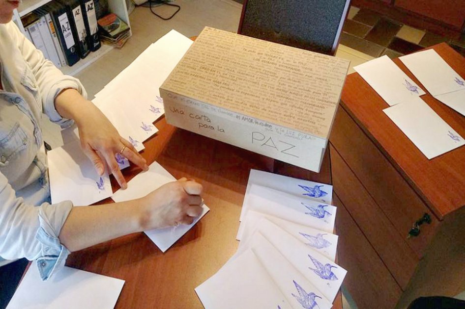 Las cartas se imprimieron y empacaron en la sede de la Fundación Enlaza, en Bogotá. / Foto: Cortesía