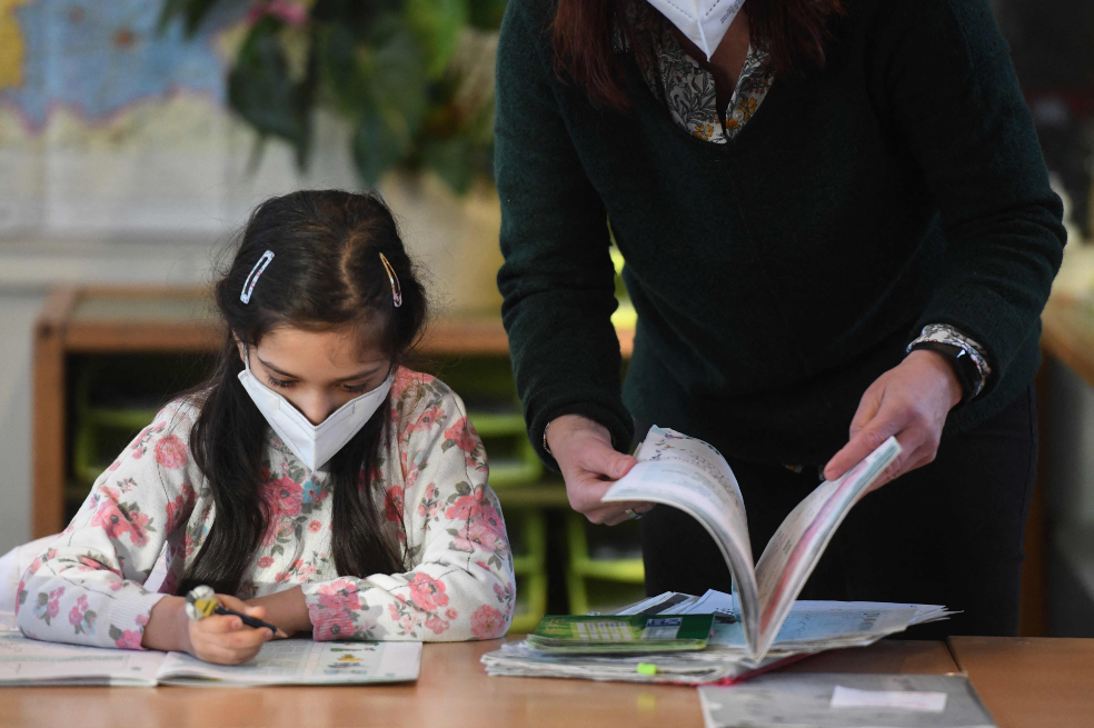 El ministro de Sanidad alemán, Jens Spahn, se reunirá está tarde con sus homólogos de los "Länder" para hablar sobre la posibilidad de priorizar a profesores de primaria y educadores en las guarderías en el orden de vacunación, quizás ya para marzo.