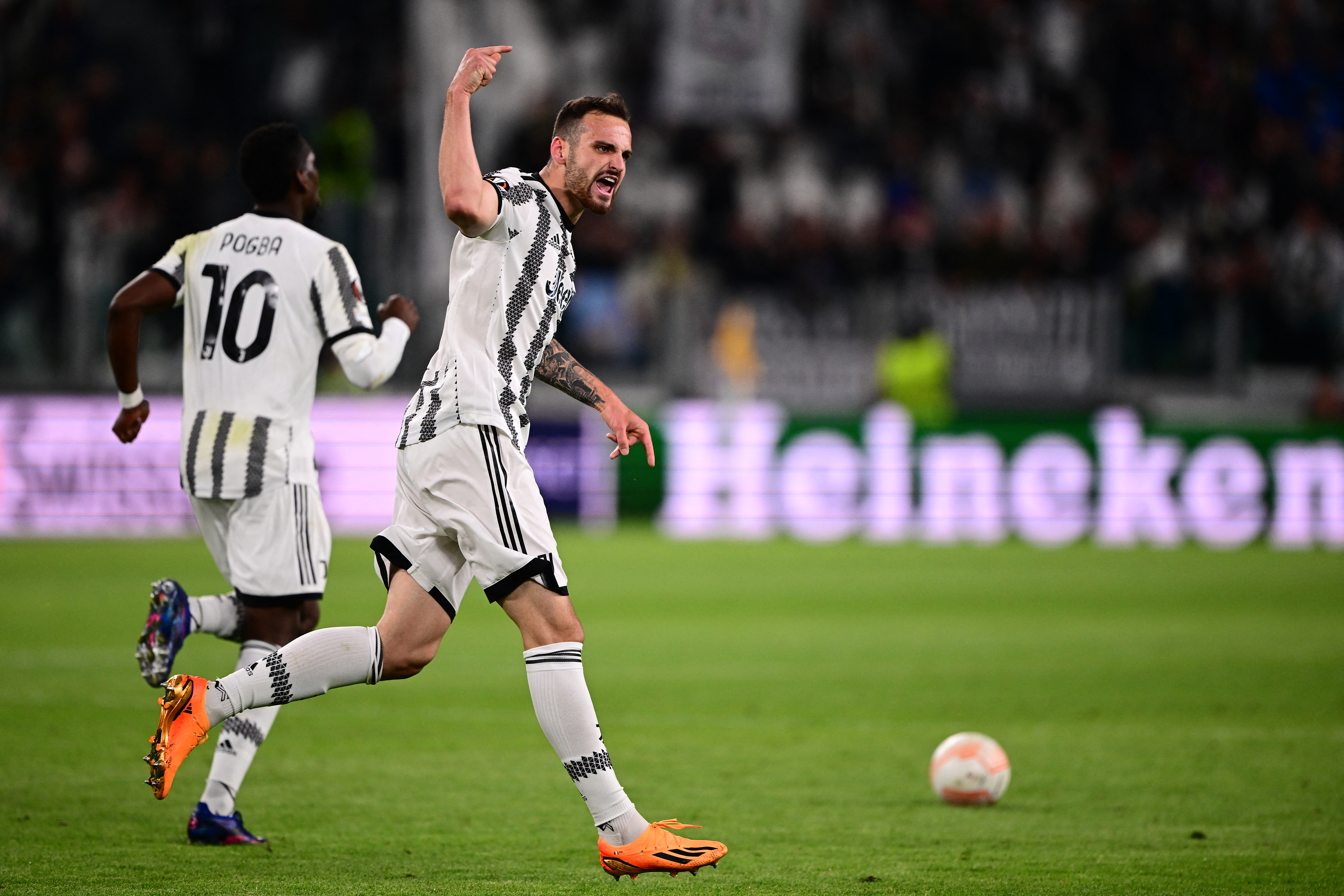 Europa League: Juventus, con Cuadrado en cancha, empató sobre el final con Sevilla