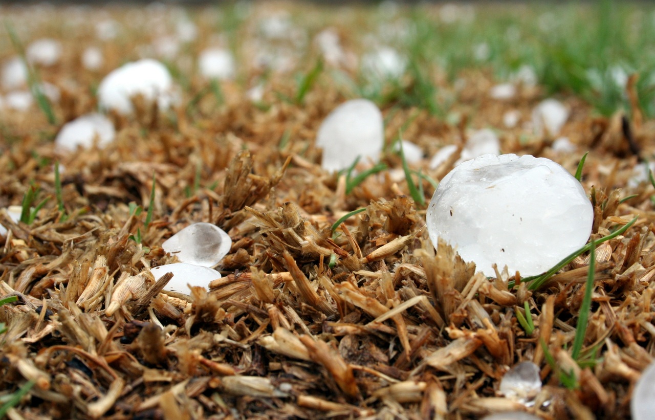 Caen bolas de granizo de 10 cm en España y causan la muerte de una bebé