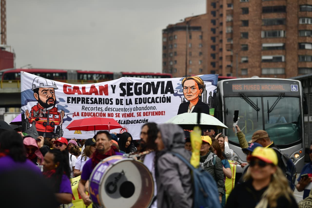 Docentes del Colegio Ciudadela Educativa de Bosa participan en la movilización del magisterio en Bogotá. La jornada fue convocada por la Asociación Distrital de Educadores (ADE) para reclamar mejores condiciones laborales y mayor inversión en la educación pública.