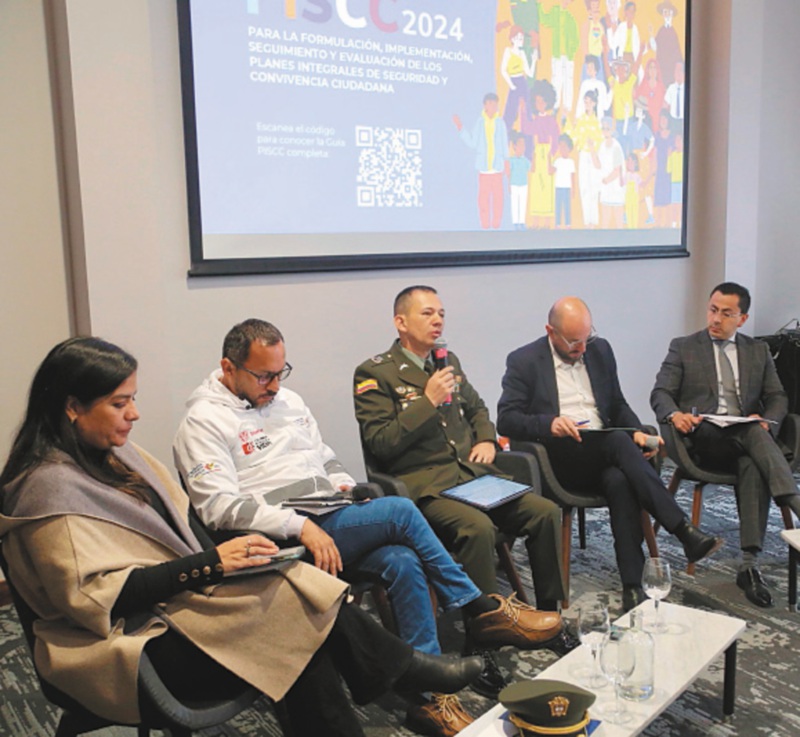 En el evento de lanzamiento hicieron presencia representantes de la Procuraduría, el Ministerio del Interior, la Policía, el Ministerio de Defensa, académicos, entre otros.