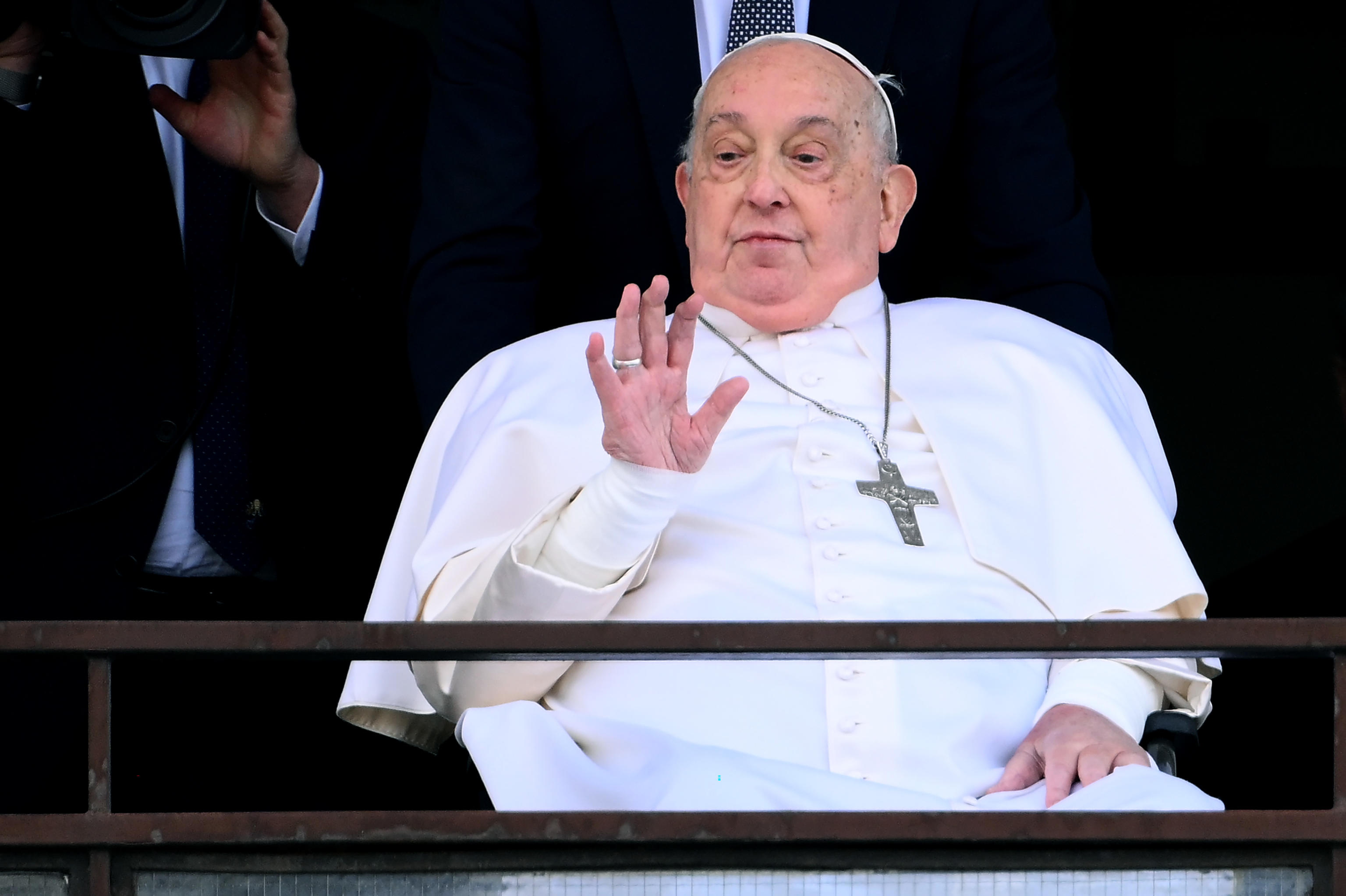 El dilema del papa Francisco: ¿mostrar su fragilidad o hacerse invisible?