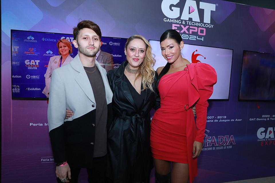 Sebastián Toro, María Irene Toro y Renata González