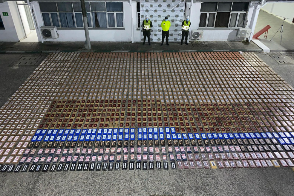 Incautan casi dos toneladas de cocaína en contenedor con destino a México
