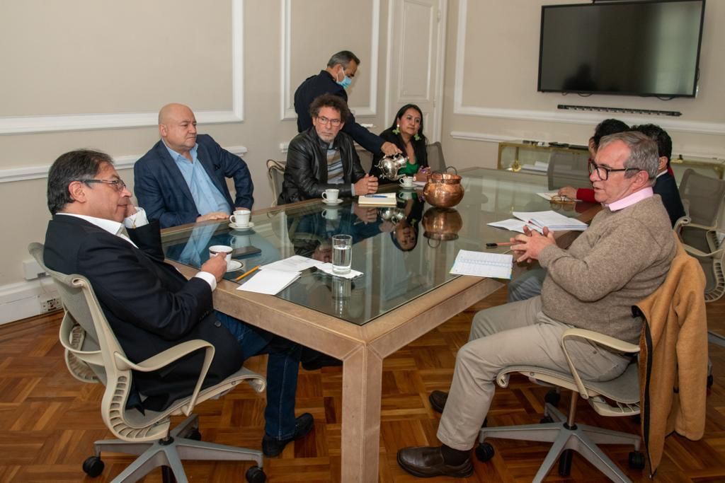 “Ni un peso se quitará a la financiación del Acuerdo”: Petro a Rodrigo Londoño