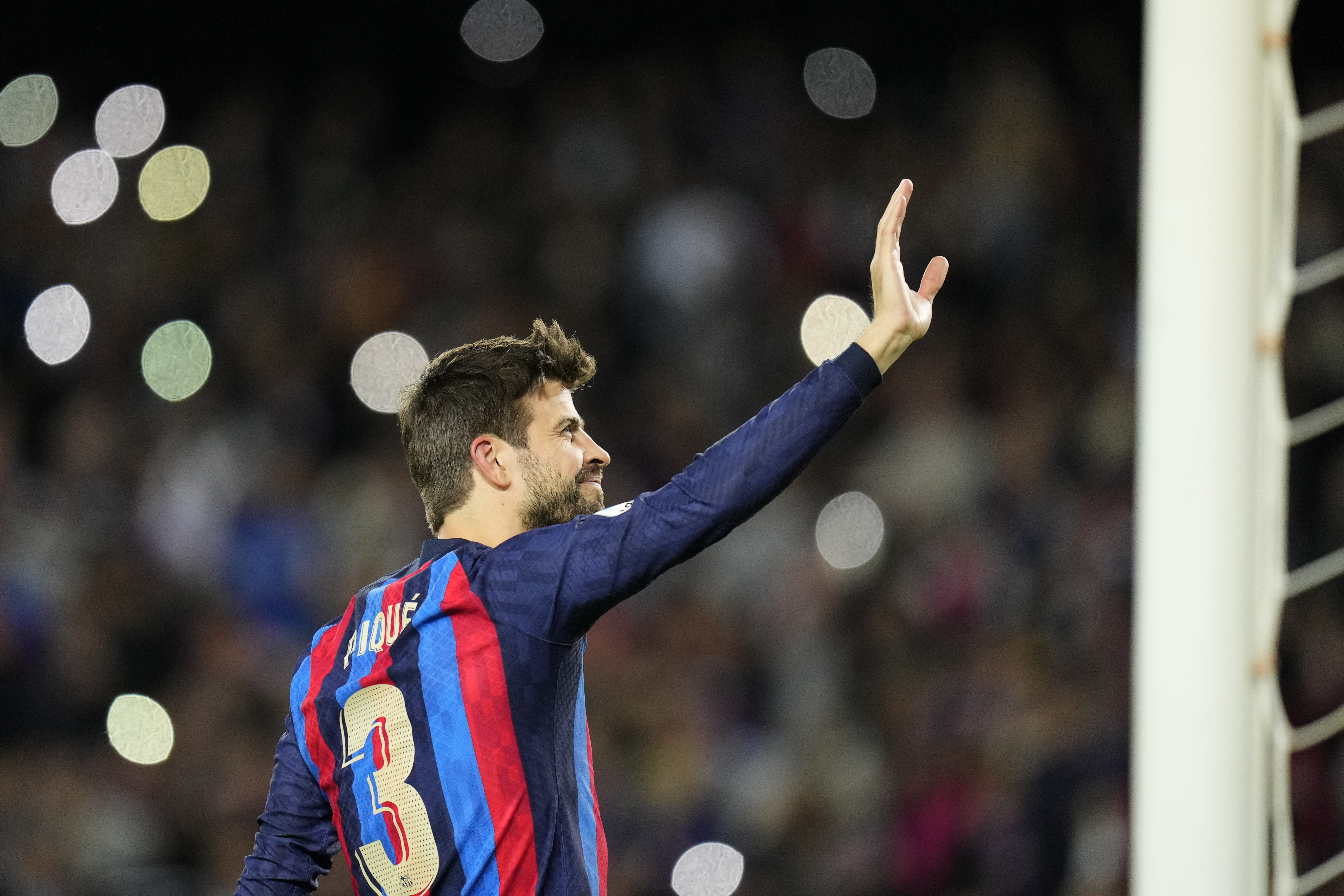 BARCELONA, 05/11/2022.- El defensa del Barcelona Gerad Piqué, al término del encuentro de la decimotercera jornada de LaLiga entre el FC Barcelona y el UD Almería disputado este sábado en el Camp Nou, en Barcelona. EFE/Siu Wu